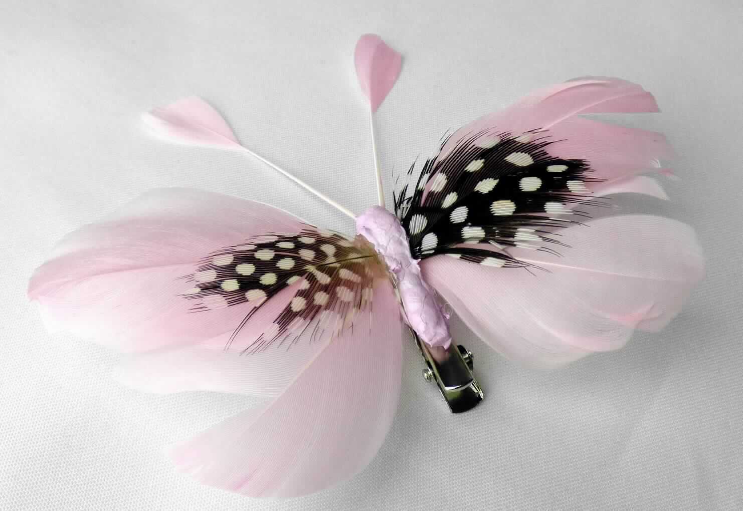 Waren aus Federn, sog. Schmetterling 2er Pack, Order 10249810, Foto siehe Anlage,
- als Set aus zwei Schmetterlingen; jeweils:
- in Form einer zusammengesetzten Ware, bestehend aus:
- - einem Schmetterlingskörper aus Kunststoff; mit einem Farbaufstrich versehen,
- - zwei eingesteckten Kopffühlern und Flügeln (Spannweite ca. 11 cm) aus Federn (laut Antrag Entenfedern),
- - einer Befestigungsvorrichtung (Clip) aus unedlem Metall, die an der Unterseite des Schmetterlingskörpers
    befestigt ist,
- insbesondere im Hinblick auf das optische Erscheinungsbild (Zierwirkung) bestimmen die Kopffühler und 
  Flügel aus Federn den Charakter der zusammengesetzten Waren.

"Waren aus Federn"