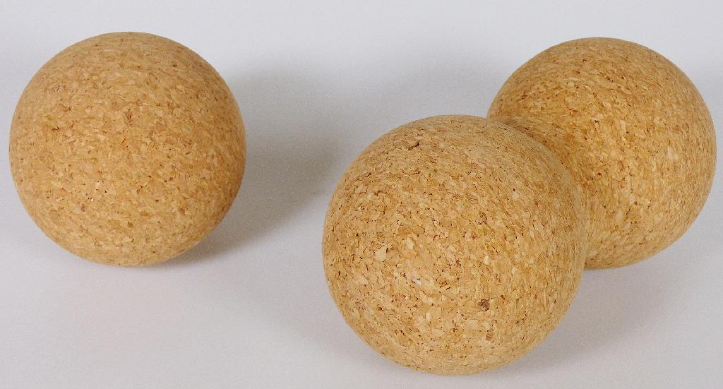 Nach den Antragsangaben und dem vorgelegten Warenmuster handelt es sich um ein sog. „Massage Set Kork“, bestehend aus einem starren Ball mit einem Durchmesser von etwa 8 cm sowie einem starren, sog. Peanutball in Form eines erdnussförmig geformten Doppelballs bzw. Duoballs mit einer Gesamtlänge von ca. 16 cm (Durchmesser jeder Kugel ca. 7 cm), welche durch einen mittigen Steg verbunden sind.
Der Ball und der Peanutball bestehen laut den Antragsangaben jeweils aus Kork (lt. makroskopischer Untersuchung aus Presskork) und weisen eine glatt gepresste Oberfläche ohne jegliche Struktur auf.
Bälle mit einer unstrukturierten Oberfläche und z. B. in verschiedenen Farben oder mit Aufdrucken verziert, die dazu dienen, die Faszien und Muskeln zu massieren und sie dadurch zu lockern und Verspannungen und Knoten zu lösen, werden nach stofflicher Beschaffenheit eingereiht. Sie stellen keine einfachen Rollen oder ähnliche Massagevorrichtungen im Sinne der Position 9019 dar, weil keine erkennbaren objektiven Merkmale besitzen, die auf ihre Verwendung als Massagegeräte hinweisen. Derartige Waren sind daher von der Einreihung in die Position 9019 ausgeschlossen.

Zolltarifrechtlich handelt es sich um "Waren aus Presskork, andere als in den Codenummern 4504 1011 00 0 bis 4504 9080 10 0" genannt.
