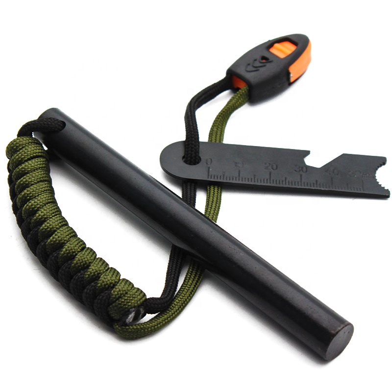 Angaben:
XXL Feuerstahl Set; bestehend aus einem Feuerstahl aus Cer-Eisen & Magnesium Legierung (LxD: ca. 127 mm x 8 mm), zusammen mit einem Multitool-Schaber aus Chrom & Stahl (LxBxH: ca. 75 mm x 20 mm x 1.2 mm) an einem Nylonseil (grün oder schwarz) mit Notfallpfeife aus Kunststoff befestigt sowie einem Anfachseil aus mit Wachs getränkter Jute (LxD: ca. 35 cm x 8 mm); durch Schaben auf dem Feuerstahl sollen Funken erzeugt werden, um im Outdoorbereich Feuer zu entfachen, z.B. für ein Lagerfeuer.

Befund:
Cer-Eisen und andere Zündmetall-Legierungen in jeder Form.
Bei dem Feuerstahl mit Schaber, Nylonseil und Notfallpfeife handelt es sich um eine zusammengesetze Ware bei der im Sinne der AV 3b) der Feuerstein im Hinblick auf die Verwendung als charakterbestimmend angesehen wird. Warenzusammenstellung, bestehend aus einem Feuerstahl und einem mit Wachs getränkten Juteseil, bei der im Sinne der AV 3b) der Feuerstahl im Hinblick auf die Verwendung sowie den Wert als charakterbestimmend angesehen wird.