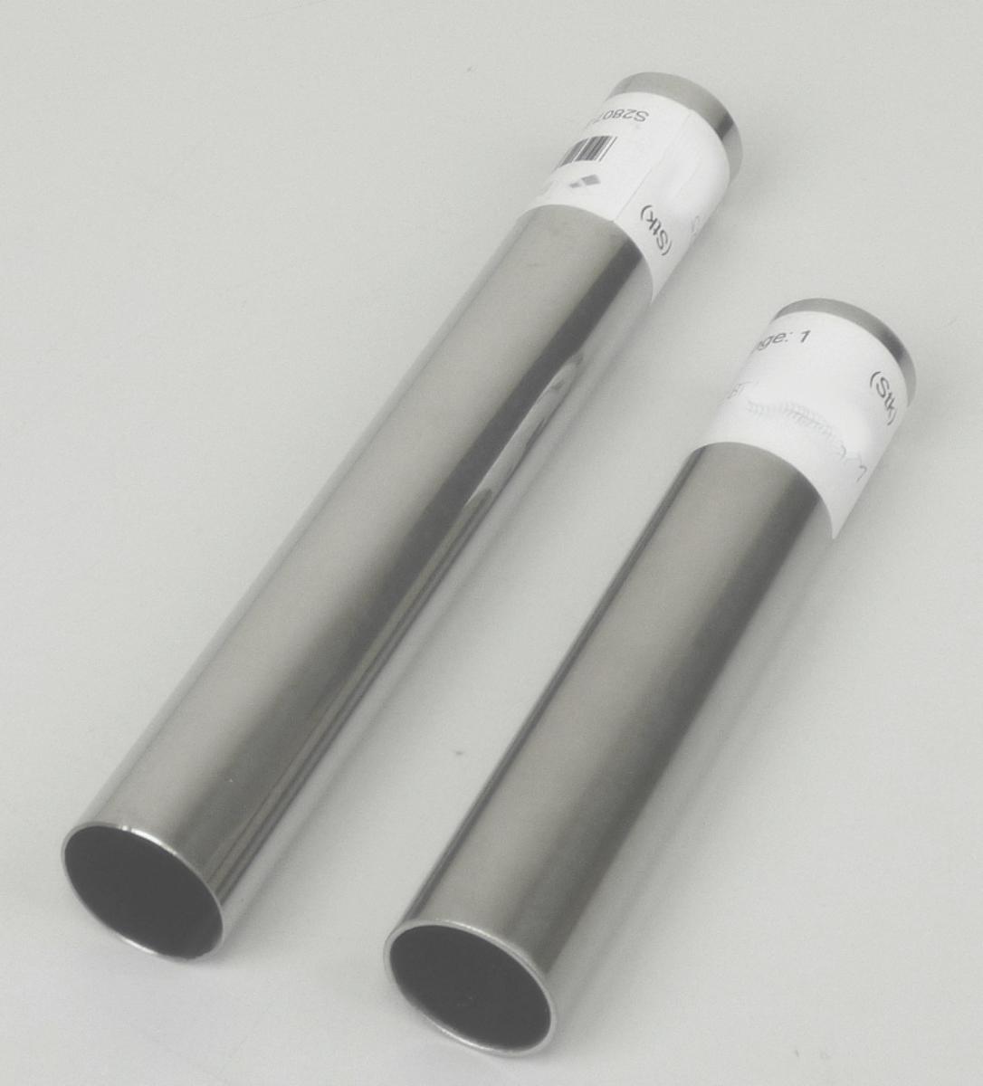 Stahlrohr

Bei der  Ware handelt es sich um ein silberfarbenes metallisches Hohlerzeugnis (Rohr) aus nicht rostendem Stahl (ST 439), längsnahtgeschweißt, mit einem über die gesamte Länge gleichbleibenden, kreisförmigen Querschnitt. Der Durchmesser beträgt 27,6 mm, die Lieferlänge 4 m. Das Rohr ist zur Verwendung beim Bau von Regalen, Gestellen und Arbeitsplätzen bestimmt.

Die Ware wird nach ihrer stofflichen Beschaffenheit als ein anderes geschweißtes Rohr aus nicht rostendem Stahl, mit kreisförmigem Querschnitt, kaltgezogen oder kaltgewalzt, in den TARIC-Code 7306 4020 00 eingereiht.