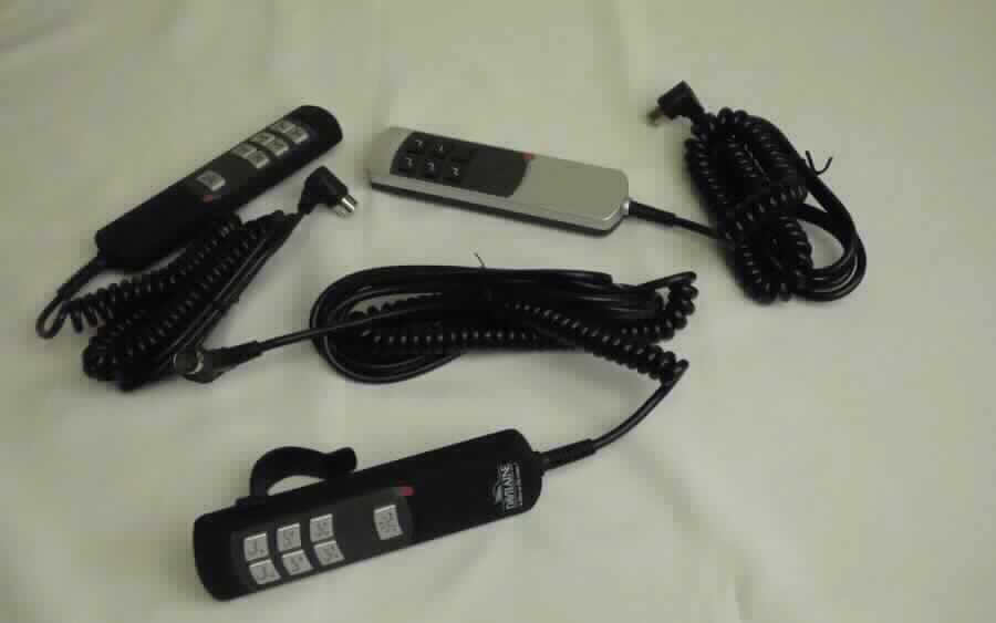 Elektrische Steuerung, sog. "Handschalter HC115" (Art.-Nrn. 500671 und 501398), in Form einer zusammengesetzten Ware, im Wesentlichen bestehend aus
-  einem spezifisch geformten Kunststoffgehäuse mit sieben zum Teil miteinander 
   verschalteten Druckschaltern (und somit zolltariflich keine einfache Schalterkombinationen 
   im Sinne der Pos. 8536) auf der Oberseite und einem fest angebrachten Anschlusskabel 
   mit DIN-Winkelstecker (sowie im Falle des Artikels 501398 einer Kunststoffhalterung 
   zum Einhängen der Steuerung);
- einer in der Frontseite integrierten LED zur zielgerichteten Umgebungsbeleuchtung;
- für eine Spannung von 35 Volt;
- bestimmt als Bediengerät für Funktionsmöbel sowie als Beleuchtungskörper.

Die Steuerung ist gegenüber der LED u. a. wegen der Bedeutung für die Verwendung charakterbestimmend.

Das Erzeugnis ist als "Tafel, Konsole und anderer Träger, mit mehreren Geräten der Position 8536 ausgerüstet, zum elektrischen Schalten und Steuern, einschließlich solcher mit eingebauten Instrumenten oder Geräten des Kapitels 90, keine Vermittlungseinrichtung der Pos. 8517, für eine Spannung von 1.000 V oder weniger, kein Steuerschrank für numerische Steuerungen, nicht speicherprogrammierbar, nicht erfasst von den TARIC-Unterpositionen 8537 1098 10 bis 8537 1098 98" einzureihen.