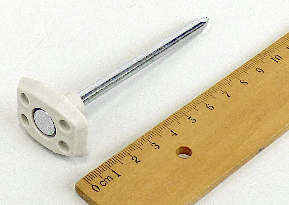 Es handelt sich um Nägel aus Stahldraht (Querschnittsabmessung: 6 mm) mit zugespitztem Schaft und mit flachem Kopf, die am Kopfende mit einem fest angebrachten Kunststoffelement ausgestattet sind. Das Kunststoffelement ist mittig zu einer Hülse ausgeformt und am oberen Ende an allen Seiten verbreitert. Der verbreiterte Bereich weist einen annähernd rechteckigen Umriss, nach oben abgeschrägte Ränder und vier in den Eckbereichen angeordnete Durchgangslochungen auf. 
Die Erzeugnisse sind zur Verwendung als Heringe zur Fixierung beispielsweise von Bodenplanen und -platten bestimmt.
Länge: 10 cm. 
- Antragstellerangaben -

Stahl bestimmt insbesondere aufgrund seiner Bedeutung für die Verwendung den Charakter der aus verschiedenen Stoffen zusammengesetzten Waren.
 
Abbildung siehe Anlage.

Derartige Erzeugnisse gehören als "andere Nägel aus Stahldraht" zum TARIC-Code 7317 0060 00.