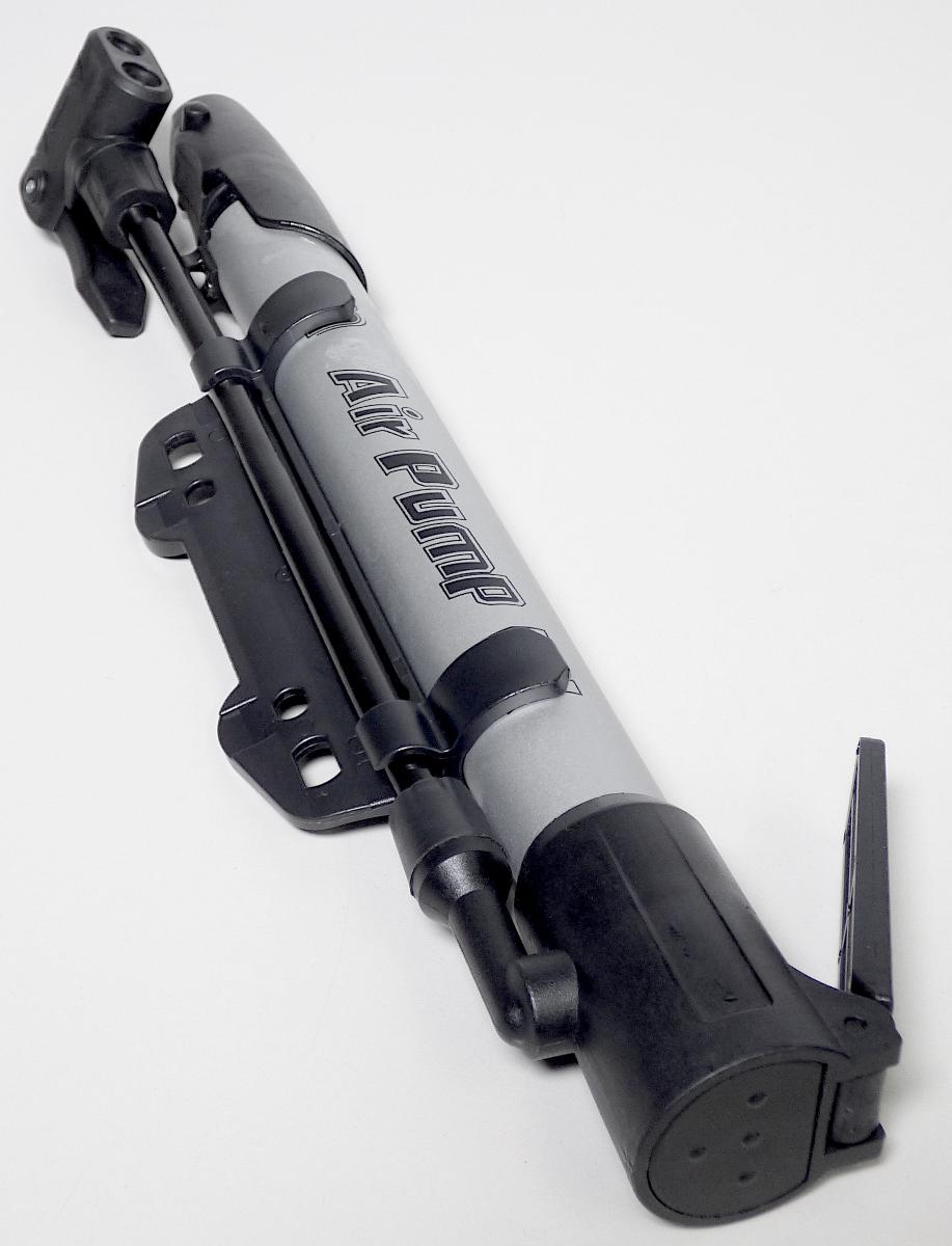 Alu-Handpumpe 2 in 1, Art. 45123 (Abbildung siehe Anlage),
- aus einem Pumpenzylinder (Länge: 310 mm) mit einer im Zylinder geführten Kolbenstange 
  mit Kolben und abklappbaren Handgriff sowie abklappbarem Standbügel, mit einem mit 
  Doppelpumpenkopf (für Dunlop- und Autoventil) versehenen Luftförderschlauch, 
  zusammengesetzt mit Rahmenhalterung,
- zum handbetätigten Aufpumpen von Fahrradreifen, Bällen und weiteren Aufblasartikeln,
- zusammen mit Beipack (zwei Kabelbinder, zwei Adapter, zwei Befestigungsschrauben) in
  einer gemeinsamen Verkaufsumschließung.
Die Pumpe bestimmt den Charakter des Ganzen

"Luftpumpe, handbetriebene Luftpumpe, keine Handpumpe für Fahrräder, zusammengesetzt mit nicht charakterbestimmender Rahmenhalterung, in Warenzusammenstellung in Aufmachung für den Einzelverkauf mit nicht charakterbestimmenden Beipack"