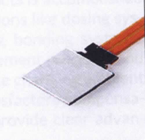 Sog. gSKIN - Wärmestromdichte-Sensor, im Wesentlichen bestehend aus einem quaderförmigen Körper aus Aluminium und Kunststoff, mit den Abmessungen von ca. 8,5 x 8,5 x 0,4 mm, einer hochempfindlichen Thermoschicht aus Bismuttellurid und 2 elektrischen Anschlüssen.
Die angebrachten Drähte haben eine Länge von 500 mm.
Die Wirkungsweise des Sensors als Thermometer basiert auf dem Seebeck-Effekt. Beim Durchgang von Wärme durch den Sensor erzeugt dieser ein Spannungssignal. Dieses Signal ist proportional zur Wärmemenge, die durch den Sensor hindurchtritt. Das Spannungssignal wiederum wird durch eine separate Auslese- und Auswertungseinheit (nicht Gegenstand dieser vZTA-Entscheidung) festgestellt und registriert.
Die Ware kann Wärmeströme von bis zu 0,01 Watt je Quadratmeter erfassen.
Die Ware findet bei der Messung und der Bestimmung der Gesamtwiderstandsfähigkeit von thermischen Kreisläufen und Prozessen Anwendung. Es ermöglicht u. a. die genaue Messung der Wärmedämmung.

Zur äußeren Form siehe Abbildung in der Anlage.

Die Ware wird als "Thermometer, nicht mit anderen Instrumenten der Position 9025 kombiniert, nicht unmittelbar ablesbar und nicht flüssigkeitsgefüllt, nicht elektronisch, nicht für zivile Luftfahrzeuge " eingereiht.
