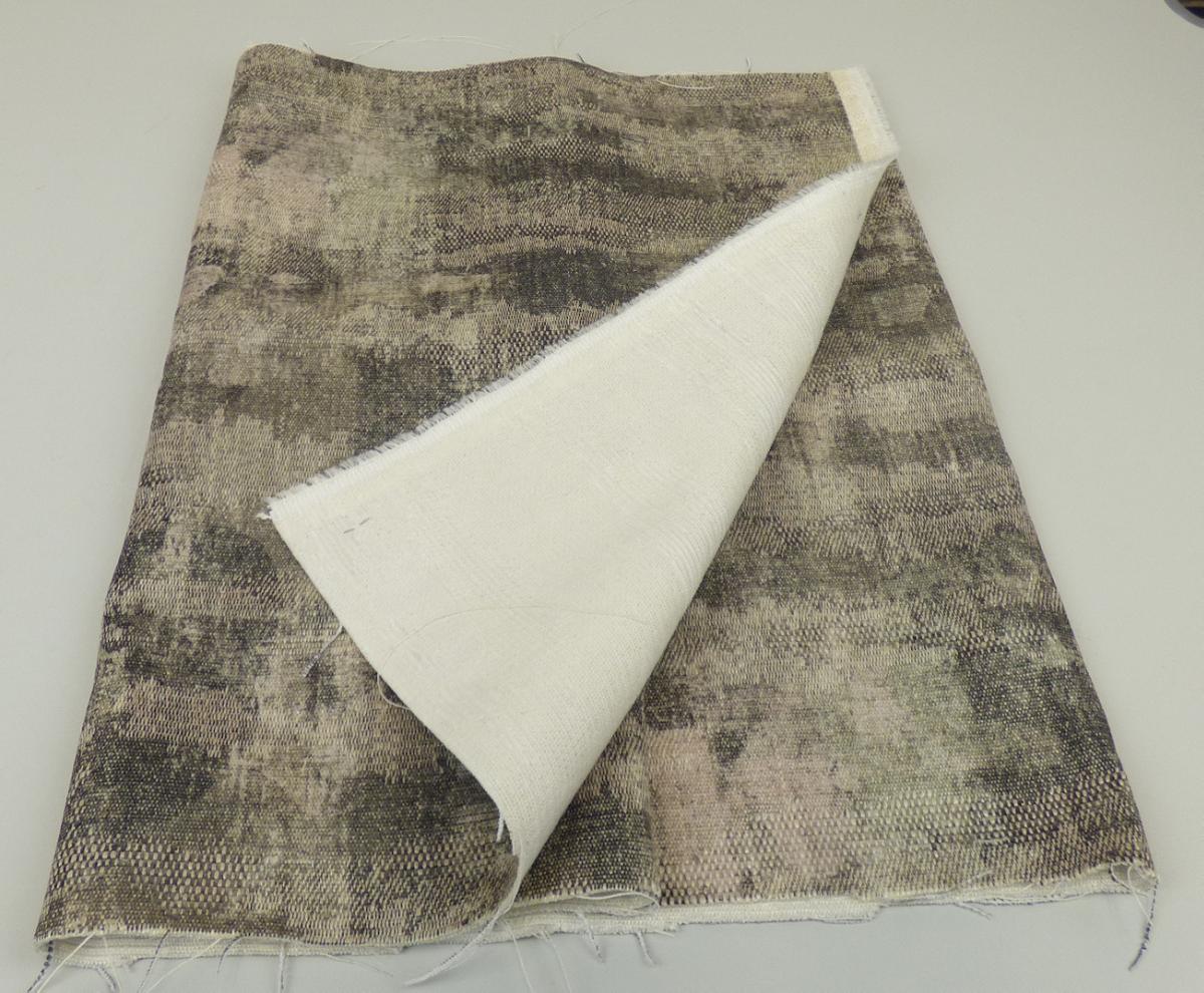 Gewebe, sog. Möbelbezugsstoff, Foto siehe Anlage,
- als Meterware, mit einer Breite von mehr als 30 cm,
- laut Untersuchungsergebnis:
-- aus einem Jacquardgewebe,
--- mit Kettgarnen aus synthetischen Filamenten (Polyester) und aus Spinnfasergarnen aus künstlichen
    Chemiefasern (Viskose) mit einer Beimischung aus Leinen,
--- mit Schussgarnen (Chenillegarnen) aus synthetischen Spinnfasern (Polyester) und Garnen aus
    Reißspinnstoff, bestehend aus synthetischen Spinnfasern (überwiegend Polyester) und aus 
    Baumwolle,
-- mit einem Gesamtanteil an:
--- synthetischen Spinnfasern von ca. 43 GHT (mit einem Anteil an Polyester von ca. 42 GHT),
    somit keine Ware der Position 5407,
--- synthetischen Filamenten von ca. 15 GHT,
--- künstlichen Spinnfasern von ca. 32 GHT, 
--- Baumwolle von ca. 7 GHT,
--- Leinen von ca. 3 GHT,
-- bedruckt,
-- u. a. aufgrund der fehlenden samtartigen Oberfläche kein Chenillegewebe.

"Gewebe aus synthetischen Spinnfasern, anderes als in den Positionen 5512 bis 5514 genannte, aus
 Polyester-Spinnfasern, hauptsächlich mit Viskose-Spinnfasern gemischt, bedruckt"