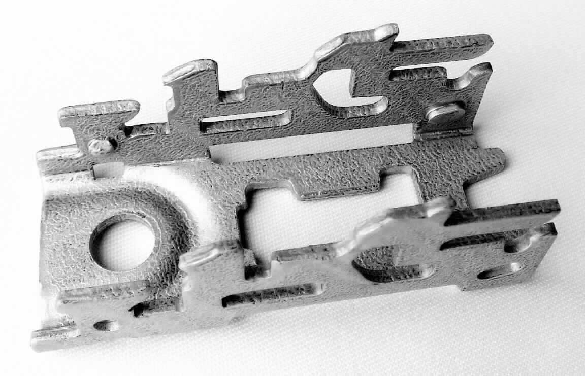 Es handelt sich um vollständig aus Stahl gefertigte Erzeugnisse, in Form eines nahezu quaderförmigen Gehäuses (max. Abmessungen: ca 6,3 x 2,5 x 2,1 cm) mit drei Seiten. Die Bodenseite ist mit einer runden Lochung, einer nahezu rechteckigen Aussparung und zwei Nasen versehen, die beiden sich spiegelnden anderen Seiten sind mit verschiedenen Aussparungen und Nasen ausgestattet.
Die Erzeugnisse sind Teil eines Kfz-Sicherheitsgurtschlosses und dienen dazu, die Belastung aus der Schlosszunge zu nehmen und diese auf die Fahrzeugkarosserie zu übertragen.
- Antragstellerangaben -

Abbildung siehe Anlage.

Derartige Erzeugnisse gehören als "Teile aus unedlen Metallen von Schnallen aus unedlen Metallen, keine Perlen und Flitter" zum TARIC-Code 8308 9000 90.