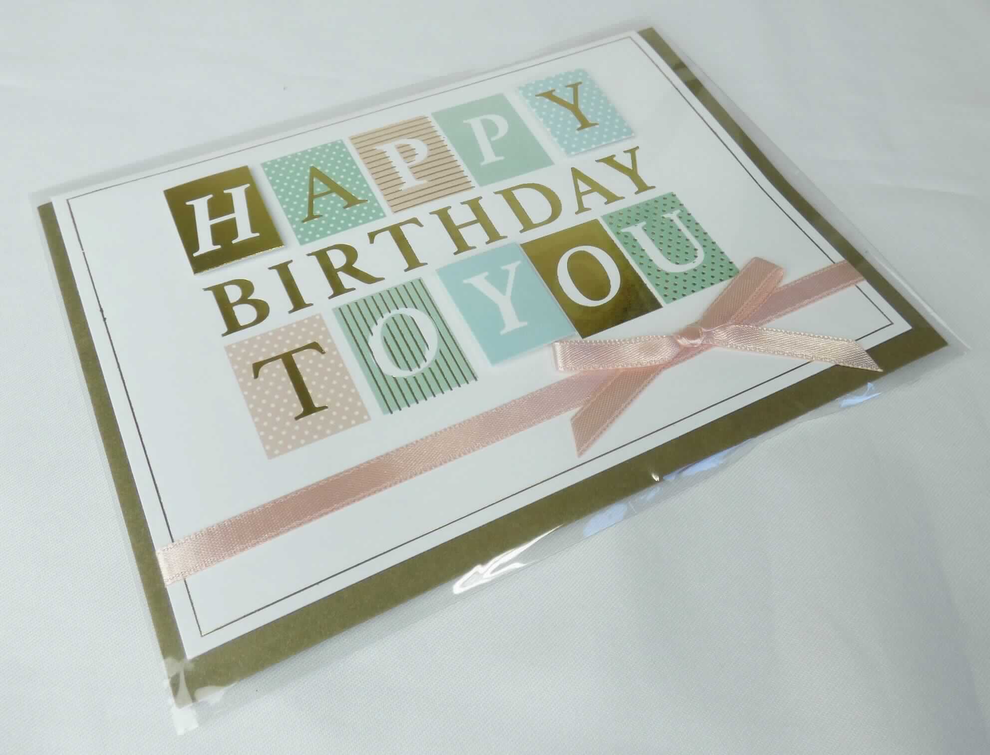 Bei dem vorgelegten Warenmuster handelt es sich um eine Klappkarte aus Kartonpapier (Format etwa 15,6 x 11,5 cm), die vorderseitig im Wesentlichen mit dem Schriftzug "Happy Birthday to you" bedruckt ist. Die Buchstaben "H" und "Y" sind jeweils auf insgesamt drei weiteren etwa 2,0 x 2,2 cm großen Zuschnitten aus Kartonpapier gedruckt, die rückseitig mit Hilfe von Klebepads aus Zellkunststoff auf die enstprechenden Stellen des Schriftzuges geklebt sind. Über die Vorderseite der Klappkarte ist ein rosafabenes Band mit Schleife aus Spinnstoff geschoben und stellenweise mit der Klappkarte verklebt.
Die Karte ist gemeinsam mit einem passenden Briefumschlag aus Papier in einem etikettierten Tütchen aus Kunststofffolie verpackt.

Abbildung siehe Anlage.

Derartige aus verschiedenen Bestandteilen zusammengesetze Waren gehören als "Glückwunschkarten, auch illustriert, auch mit Umschlägen oder Verzierungen aller Art" zum TARIC-Code 4909 00 00 00, da ihr wesentlicher Charakter in Bezug auf die Bedeutung für die Verwendung durch die Klappkarte bestimmt wird.