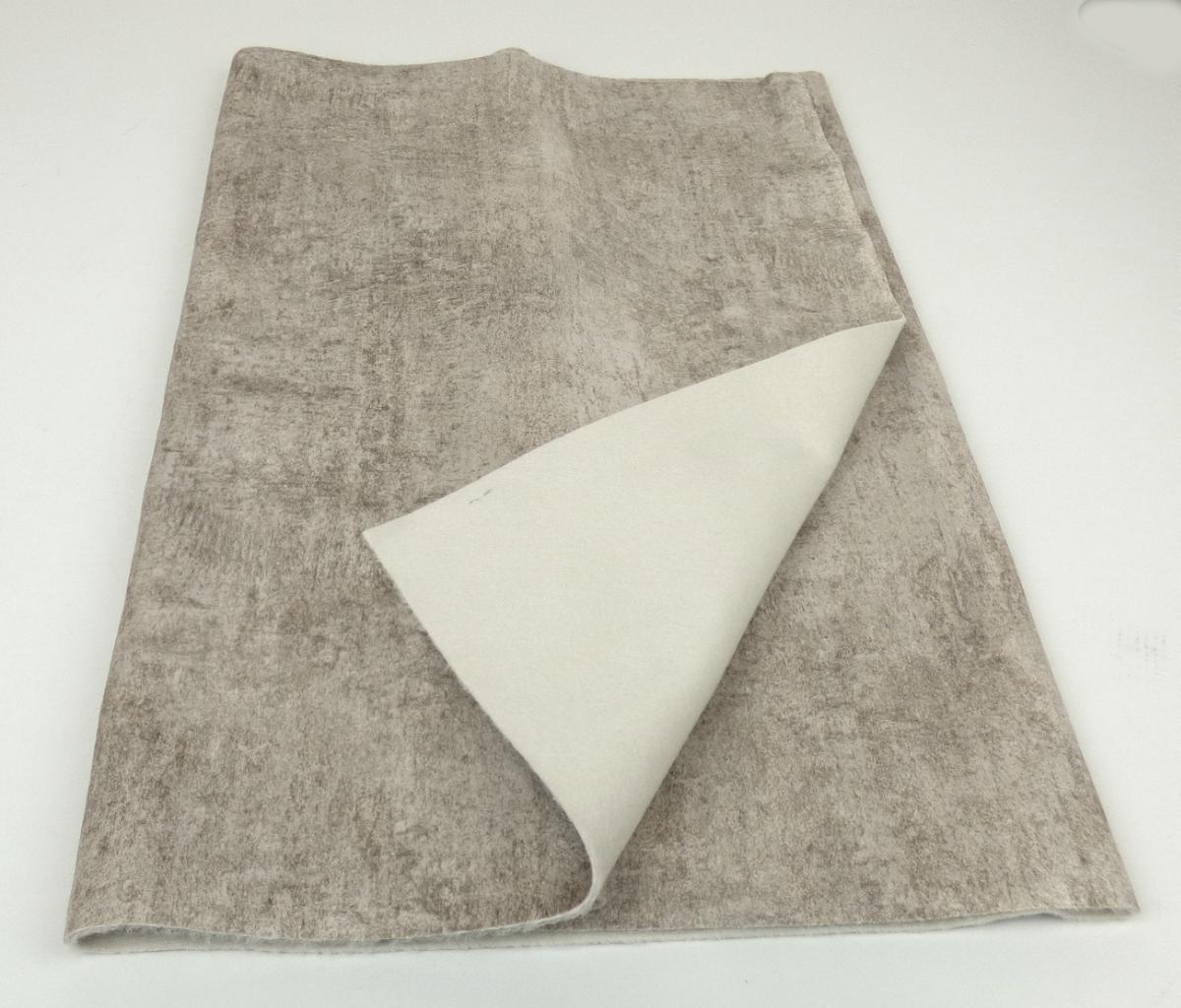 Textillaminat, sog. Möbelbezugsstoff, Foto siehe Anlage,
- als Meterware, mit einer Breite von mehr als 30 cm,
- laut Untersuchungsergebnis:
-- aus drei mit ihrer ganzen Fläche aufeinander liegenden und so miteinander durch Kleben verbundenen 
   Lagen:
--- mit einer Oberlage (Schauseite):
---- aus einem bedruckten Samtgewirke (Kettenwirktechnik) aus synthetischen Chemiefasern,
---- kein Hochflorerzeugnis und kein Schlingengewirke,
--- mit einer Zwischenlage:
---- aus einem einfarbigen Gewebe aus synthetischen Chemiefasern,
--- mit einer Unterlage:
---- aus einem gerauten Kuliergewirke aus synthetischen Chemiefasern,
- das die Schauseite bildende Samtgewirke verleiht der Ware insbesondere im Hinblick auf die
  Verwendung als Möbelbezugsstoff ihren wesentlichen Charakter, somit keine Ware der Position 6005.

"Samt, gewirkt, anderer als in den Unterpositionen 6001 10 bis 6001 29 genannte, aus Chemiefasern"