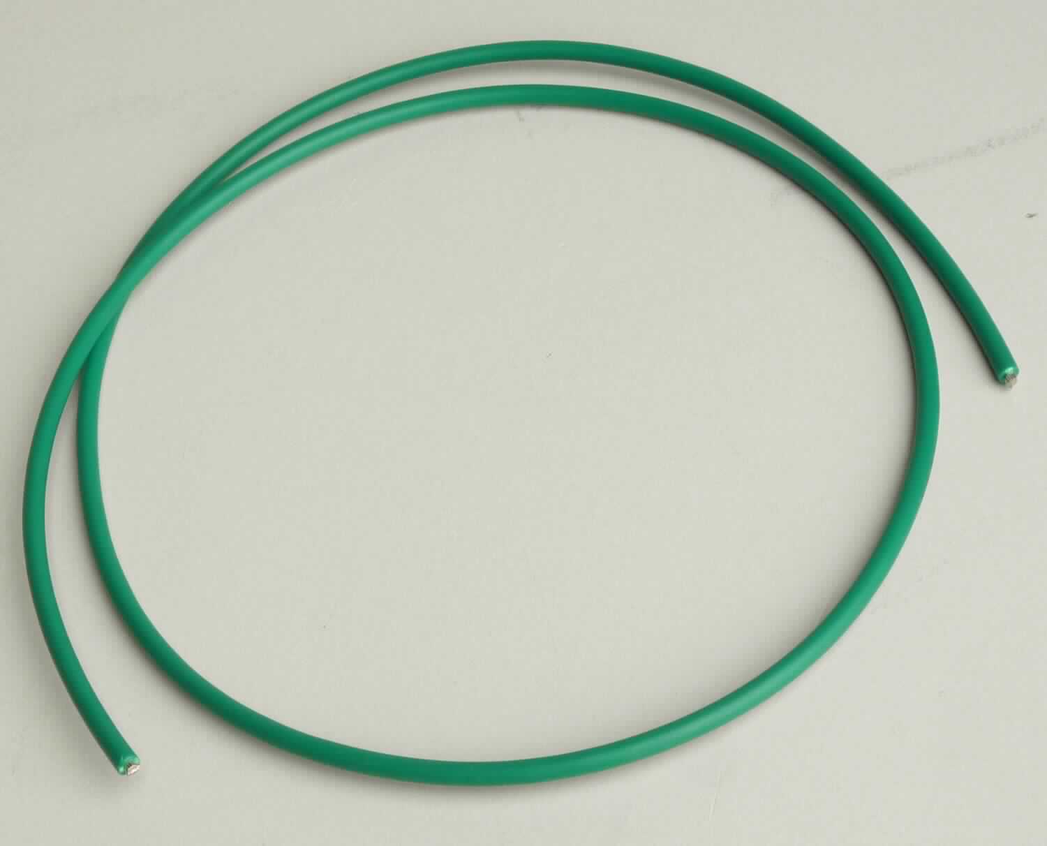 Isoliertes elektrisches Kabel,
- aus 25 Leitereinzeldrähten, in drei verschiedenen Längen, ohne Anschlussstücke, für 
  eine Spannung von 12 Volt;
- mit einem Gesamtdurchmesser von 2,7 mm und einem Durchmesser der Leitereinzel-
  drähte von weniger als 0,51 mm;
- zur vielseitigen Verwendung (u. a. in Rasenmährobotern);
- aufgemacht auf einer Papprolle.

Die Ware ist als "isoliertes elektrisches Kabel, kein Wickeldraht, kein Koaxialkabel oder anderer koaxialer elektrischer Leiter, kein Zündkabelsatz oder anderer Kabelsatz von der für Beförderungsmittel verwendeten Art, für eine Spannung von weniger als 1.000 V, ohne Anschlussstücke, nicht von der für die Telekommunikation verwendeten Art, mit einem Durchmesser der Leitereinzeldrähte von nicht mehr als 0,51 mm, für eine Spannung von weniger als 80 V, anderes als in den TARIC-Unterpositionen 8544 4993 10 bis 8544 4993 30 genannt" einzureihen.