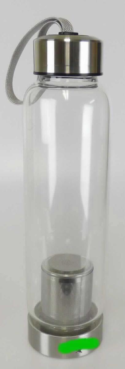 Flasche aus Glas, sog. Wasserflasche aus Glas mit Filtereinsatz, Foto siehe Anlage,
in Form einer zusammengesetzten Ware zur Herstellung und zum Transport von kalten und warmen Getränken,
bestehend aus:
- einem zylinderförmigen Behältnis:
- - aus nicht gefärbtem, klarsichtigen Glas,
- - mit einem Durchmesser bis zu 6,5 cm und einer Höhe von ca. 22,5 cm,
- - am oberen, offenen Rand leicht verjüngt; mit einem Schraubgewinde,
- - am unteren, offenen Rand mit einem Schraubgewinde,
- - mit einem Nenninhalt von 0,5 Litern,
- einem Verschlussdeckel:
- - aus unedlem Metall und aus Kunststoffen,
- - mit einem Gewinde und einer Dichtung,
- - mit einer Handtrageschlaufe aus Geweben aus Spinnstoffen,
- - wird auf den Flaschenhals aufgeschraubt,
- einem Sieb in der Art eines Teefilters:
- - aus unedlem Metall,
- - mit einem Gewinde und einer Dichtung,
- - wird auf das Gewinde am Boden der Flasche aufgeschraubt,
- der Behälter aus Glas bestimmt nach dem Umfang den wesentlichen Charakter der zusammengesetzten Ware,
- verpackt in einem unbedruckten Pappkarton.

"Flasche aus Glas, zu Transport- oder Verpackungszwecken, nicht aus Glasröhren hergestellt, aus nicht 
 gefärbtem Glas, mit einem Nenninhalt von 0,5 l, für Nahrungsmittel und Getränke"
