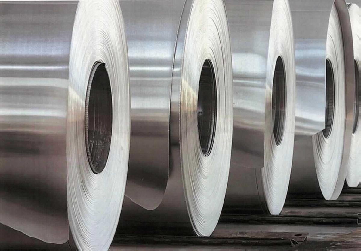 Aluminiumfolie

Bei der Ware handelt es sich um eine Folie aus Aluminium auf Rollen. Die Folien sind nur gewalzt, und haben eine Dicke zwischen 0,007 mm und 0,021 mm. Die Breite liegt zwischen 651 und 1700 mm. Das Rollengewicht liegt zwischen 400 und 1000 kg.
Den Angaben nach wird die Folie ausschließlich zur Herstellung von mehrschichtigen Verpackungsmaterialen oder Verbundfolien, z.B. für Bauzwecke,verwendet. Eine Verwendung zur Herstellung von Haushaltsfolien ist nicht gegeben.

Die Ware wird nach ihrer stofflichen Beschaffenheit als Folien, aus Aluminium, mit einer Dicke (ohne Unterlage) von 0,2 mm oder weniger, ohne Unterlage, nur gewalzt, für andere Verwendungszwecke als Aluminium Haushaltfolie, in den TARIC-Code 7607 1119 60 der Kombinierten Nomenklatur eingereiht.