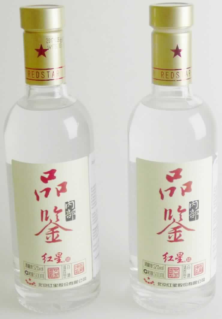 Getreide Branntwein.

Antragsangaben (als zutreffend unterstellt): Branntwein aus Sorghum, Wasser, Gerste und Erbsen; Alkoholgehalt: 52 %vol. 

Beschaffenheit des vorgelegten Warenmusters: farblose, klare Flüssigkeit; Geruch: alkoholisch, aromatisch, mit Esternote; Geschmack (nach Verdünnung auf Trinkstärke): stark alkoholisch, aromatisch; Aufmachung: farblose, etikettierte 0,5 l-Glasflasche mit Schraubverschluss; Etikettaufdruck (auszugsweise): "Red Star - 1680 -".
 
Anderer Branntwein, in Behältnissen mit einem Inhalt von 2 l oder weniger, anderer, anderer, anderer.