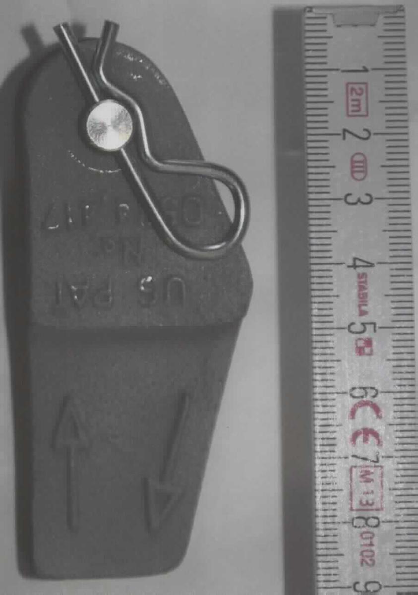 Es handelt sich um sog. Kabel-Aufhänger, im Wesentlichen bestehend aus einem nahezu trapezförmigen Aufhängegehäuse aus einer gegossenem Aluminiumlegierung mit gewichtsmäßig vorherrschendem Aluminiumgehalt, einer aus demselben Material gefertigten Kabelklemme, sowie einem Bolzen und einem sog. Sicherungsbügel aus Stahl. Die Ware dient der Fixierung eines an einem Messflügel (nicht Gegenstand dieser vZTA) angeschlossenen Kabels.

Aluminium herrscht gewichtsmäßig gegenüber Stahl vor.

Eine Einreihung in die Position 9015 als Teil oder Zubehör für ein hydrologisches Messgerät kommt aufgrund der unspezifischen Form und der allgemeinen Verwendungsmöglichkeit nicht in Betracht.

Derartige Erzeugnisse gehören als "andere (als in den TARIC-Codes 7616 9910 10 bis 7616 9910 91 genannte) Waren aus gegossenem Aluminium" zum TARIC-Code 7616 9910 99.