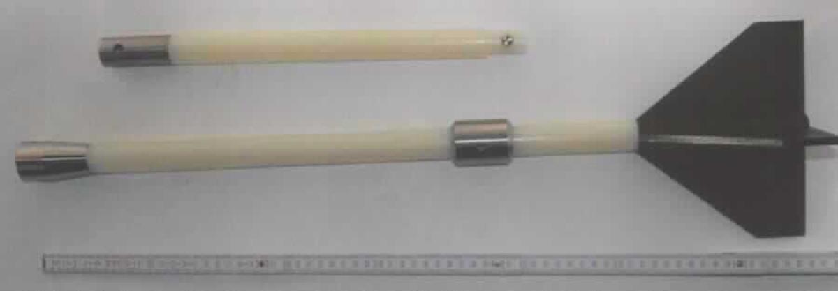 So genannte Stabilisator-Heckflosse, im Wesentlichen bestehend aus einem 1 m langem, zweiteiligem, stabförmigen Körper aus Kunststoff (Durchmesser: 26,0 mm) einem Verbindungsstück zur Montage an einem Strömungsmesser, einem Gegengewicht aus Stahl und einer Heckflosse.
Die Ware dient der Stabilisierung von in ein Fließgewässer eingebrachten Strömungsmessern. Dazu wird es an dem Strömungsmesser oder an einem am Strömungsmesser angebrachten Gegengewicht (beides nicht Gegenstand dieser vZTA-Entscheidung) montiert.
Die Ware wird als "Zubehör, erkennbar ausschließlich für ein Instrument, Apparat oder Gerät für die Hydrologie bestimmt" eingereiht.
