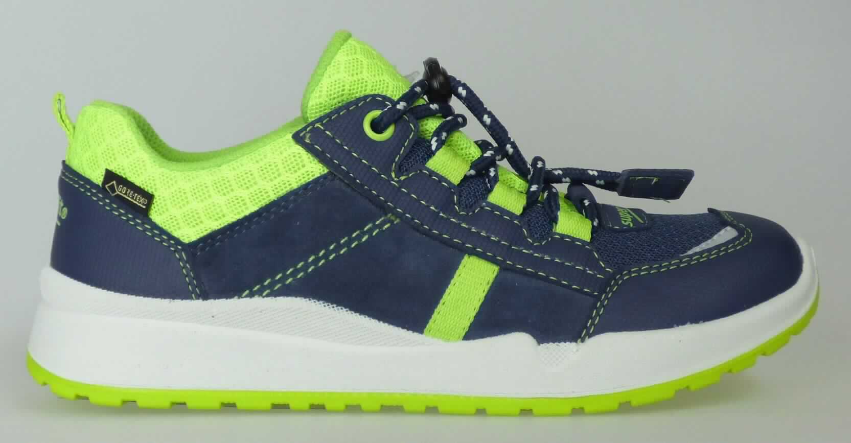 Halbschuhe (lt. Antrag: "Halbschuh Kinder, Saison 2 / 320 - 88 / Größe 33", Foto siehe Anlage)
- mit Laufsohlen aus (lt. Antrag) aus Kautschuk,
- mit Oberteil (geschlossenes Blatt) aus Kunststoff (Spinnstoff mit einer mit bloßem Auge wahrnehmbaren 
  Außenschicht aus Kunststoff; den größten Teil der Außenfläche bildend; somit keine Ware der Position 6403),
  Leder und Spinnstoff,
- auf das Oberteil sind Stücke aus Kunststoff und Spinnstoff als Verstärkungsteile aufgesetzt,
- mit Kordelverschluss mit Kordelstopper,
- nicht mit Dornen, Krampen, Klammern, Stollen oder ähnlichen Vorrichtungen versehen oder
  für deren Anbringung hergerichtet (keine Sportschuhe),
- nicht den Knöchel bedeckend,
- ohne Metallschutz in der Vorderkappe,
- mit einer Länge der Innensohle von ca. 22,2 cm.

"Schuhe, andere als in der Position 6401 genannte, mit Laufsohlen aus Kautschuk und Oberteil aus Kunststoff,
 andere als in den Unterpositionen 6402 1210 bis 6402 9950 genannte, mit einer Länge der Innensohle von 
 weniger als 24 cm"