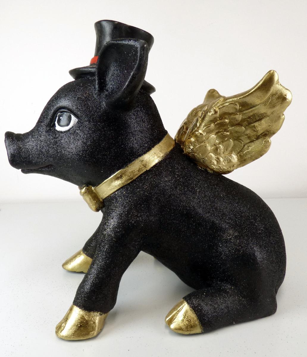 Angaben:
Glücksschwein mit Flügeln; Material: 80 % Clay, 10 % Polyresin, 10 % Polyfiber.

Warenbeschaffenheit:
Zierfigur in Form eines schwarzen, glitzernden Schweins mit schwarzem Zylinder, goldener Schleife um den Hals und goldenen Flügeln. Augenscheinlich besteht der Artikel aus mit Fasern vermischtem Zement.

Befund:
Waren aus Asbestzement, Cellulosezement oder dergleichen