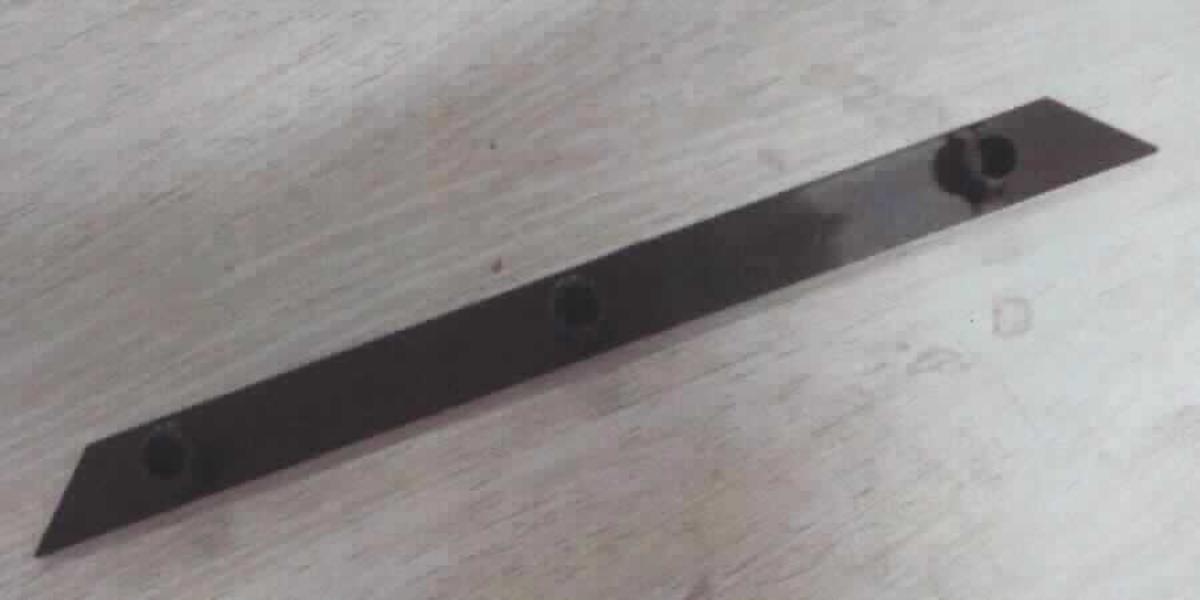 Es handelt sich um einen Möbelbeschlag in Form einer so genannten Applikation aus - lt. Antragsangaben - formgepresstem Kunststoff im Sinne der Anmerkung 1 zu Kapitel 39. Die etwa 200 x 15 mm große, trapezförmige Ware ist mit drei Durchlassöffnungen für z. B. Elektrokabel versehen. Sie ist zur unmittelbaren und dauerhaften Befestigung an Möbeln (Tischplattenträgern) bestimmt. 

Eine Einreihung als Teil für Möbel in die Position 9403 kommt nicht in Betracht, da Möbelbeschläge aus Kunststoffen als Teile mit allgemeiner Verwendungsmöglichkeit aus dem Kapitel 94 ausgewiesen werden.

Derartige Erzeugnisse werden zolltariflich als "andere Ware aus Kunststoffen, Beschläge für Möbel, nicht von den Codenummern 3926 3000 20 0 und 3926 3000 40 0 erfasst" eingereiht.