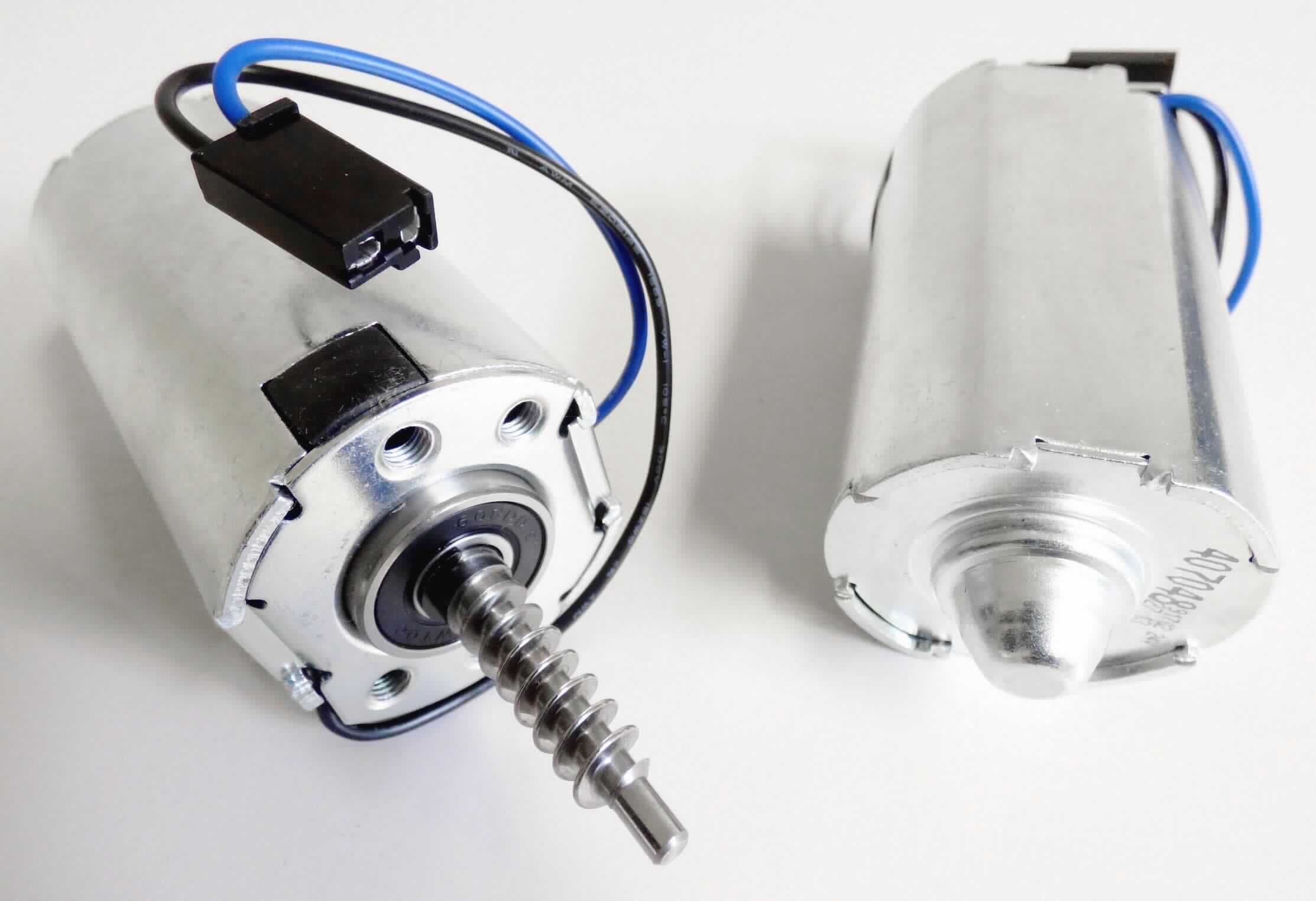 Gleichstrommotor, sog. mini-Elektromotor (Art.Nr.: 407048),
Kombinierte Maschine aus einem permanenterregten Elektromotor und einem Schneckenrad, 
- inkl. eingebautem Kabel (Stromzufuhr),
- im Metallgehäuse mit Kupferwicklung, Metallkern und Kommutator,
- mit einer Mehr-Phasen-Wicklung,
- mit einem Außendurchmesser von 45 mm,
- mit einer Drehzahl von ca. 4600 rpm (Umdrehungen pro Minute),
- mit einer Leistung von 96 Watt,
- mit einer Versorgungsgleichspannung von 24 V, 
- zur Verwendung als Mini-Elektro-Motor zum Einbau in verschiedene Antriebe zur Bewegung 
  mechanischer Gegenstände (z.B. Dachluken, Treppenhausfenster uvm.).
Die kennzeichnende Hauptfunktion (Umwandlung elektrischer in mechanische Energie) wird 
vom Elektromotor ausgeübt.

Die Ware ist als "Elektromotor, Gleichstrommotor, mit einer Leistung von 750 W oder weniger, jedoch mehr als 37,5 W, nicht von den Unterpositionen (TA) 8501 3100 10 bis 8501 3100 78 erfasst" einzureihen.