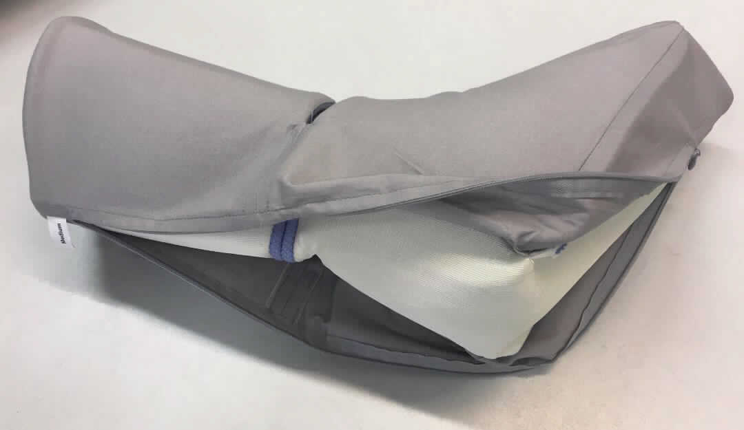 Innenbezug für einen Walker, sog. Cool Liner für VACOped, VACOpedes bzw. VACOped short, in drei verschiedenen Größen (S, M, L) erhältlich, im Wesentlichen bestehend aus einem stiefelähnlichen, grauen, dünnen Außenbezug aus Spinnstoffen, im hinteren Bereich von der Wade bis unter die Fußsohle mit einem durchgehenden Reißverschluss sowie im oberen Bereich mit einer schlitzartigen Öffnung ausgestattet, welcher im Inneren mit einer fest eingenähten, cremefarbenen, ebenfalls stiefelähnlichen, dicken Schaumstoffpolsterung versehen ist. Auf der Außenseite des grauen Bezuges sind Hakenbänder, auf der gegenüberliegenden Innenseite sind Flauschbänder auf der dicken Polsterung aufgenäht und bilden einen Klettverschluss.
Äußere Form: siehe Abbildungen in der Anlage.
Der Bezug lässt sich im Bereich des Schienbeins und des Fußes vollständig mittels des Kelttverschlusses öffnen bzw. schließen. Der Innenbezug wird als Überzug für ein sog. Vakuumkissen (ebenfalls nicht Gegenstand dieser vZTA-Entscheidung), welches Bestandteil des Walkers ist, verwendet und dient dessen Auskleidung zur Verbesserung des Tragekomforts. Durch die schlitzartige Öffnung im oberen Bereich wird das Ventil des Vakkumkissens geführt. Der Innenbezug ist für die Verwendung mit einer Fußorthese in Form eines sog. Walkers (VACOped, VACOpedes und VACOped short - sämtlich nicht Gegenstand dieser vZTA-Entscheidung) vorgesehen. 

Die Ware wird als "Teil, erkennbar hauptsächlich für eine Vorrichtung zum Behandeln von Knochenbrüchen (einschließlich Verrenkungen und Gelenkverletzungen)" eingereiht.