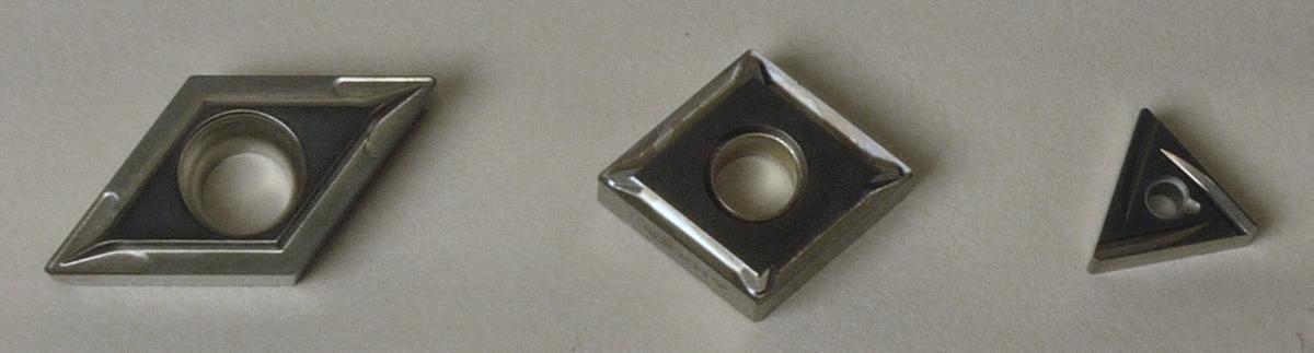 "Wendeschneidplatten"

- nicht gefasste, unterschiedlich geformte (z. B. dreieckig, quadratisch oder rautenförmig, auch mittig
  gelocht) und zum Teil mit einem dünnen Coating versehene Schneidplatten aus mit Metallen gesinterten
  Metallcarbiden (Cermets auf der Grundlage von Titancarbid oder Titannitrid und Nickel, Cobalt und/oder
  Molybdän als Bindemittel), die zwei oder mehrere Schneidkanten aufweisen.

- zur Verwendung als arbeitender Teil in auswechselbaren Werkzeugen für die Metallbearbeitung
  (Drehen, Fräsen o. ä.)

(Antragstellerangaben)

Abbildung siehe Anlage.

Derartige Erzeugnisse gehören als "Wendeschneidplatten für Werkzeuge, nicht gefasst,
aus Cermets" zum TARIC-Code 8209 0020 00.