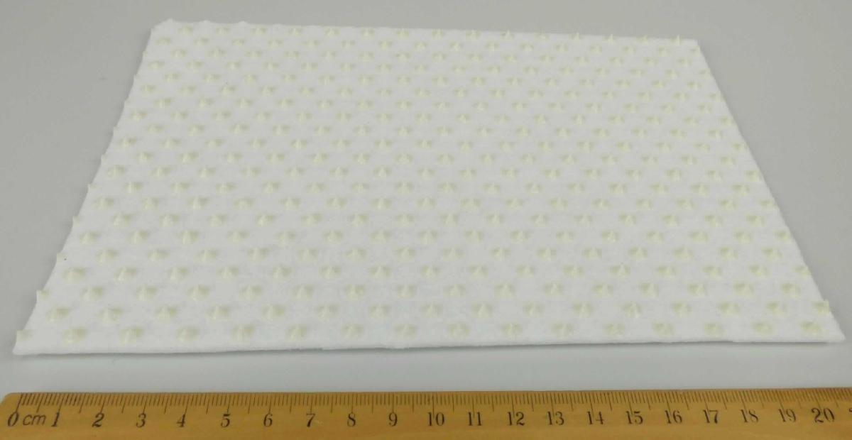 Vliesstoff, sog. Teppichgleitschutz, Foto siehe Anlage,
- laut Antrag als Meterware auf Rollen,
- laut Untersuchungsergebnis:
-- mit Bindemittel verfestigt,
-- aus synthetischen Spinnfasern (laut Antrag Polyester),
-- keine Filamente und keine heißluftgezogenen (meltblown) Fasern enthaltend,
-- beidseitig mit dem bloßen Auge nicht wahrnehmbar mit Kunststoff (laut Antrag Acrylat) bestrichen, somit keine 
   Ware der Position 3921,
-- einseitig mit Noppen aus Kunststoff bedruckt,
-- mit einem Quadratmetergewicht von laut Antrag ca. 650 g.

"Vliesstoff, bestrichen, anderer als in den Unterpositionen 5603 11 bis 5603 14 genannte, mit einem 
 Quadratmetergewicht von mehr als 150 g"