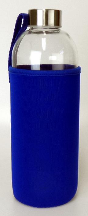 Trinkflasche aus Glas, Art.-Nr.: 62427, Foto siehe Anlage,
aus verschiedenen Bestandteilen zusammengesetzte Ware, bestehend aus:
- einer Trinkflasche aus Glas:
- - aus klarsichtigem, mechanisch gefertigtem Glas (laut Antrag Soda Lime = gewöhnliches Glas),
- - mit einem Schraubgewinde am oberen, offenen Ende,
- - mit einem abschraubbaren Deckel aus Edelstahl und Kunststoff
- - in den Abmessungen von ca. 8 cm (Durchmesser) x 23,5 cm (Höhe),
- - mit einem Füllvermögen von ca. 1000 ml,
- einer Schutzhülle aus Spinnstoffen (sog. Ummantelung aus Neopren):
- - aus dreilagigen Flächenerzeugnissen der Position 5906 mit einer Außen- und Innenlage aus
    Gewirken aus Spinnstoffen und einer Zwischenlage aus Kautschuk (laut Antrag Neopren),
- - zylinderförmig; mit Bodenteil,
- - am oberen Rand mit einer angenähten Trageschlaufe,
- - in den Abmessungen von ca. 9 cm (Durchmesser) x 17,5 cm (Höhe),
- die Trinkflasche bestimmt nach dem Umfang und ihrer Bedeutung in Bezug auf die
  Verwendung den wesentlichen Charakter der zusammengesetzten Ware,
- keine Einreihung in die Position 7010, da die Ware dem Bereithalten von Getränken dient
  und üblicherweise nicht gewerblich zum Transport oder zur Verpackung verwendet wird.

"Glasware zu ähnlichen Zwecken wie zur Verwendung bei Tisch oder in der Küche, keine Ware
 der Position 7010 und 7018, nicht aus Glaskeramik oder Bleikristall, andere Glasware als in den 
 Unterpositionen 7013 2210 bis 7013 4999 genannte, nicht handgefertigt"