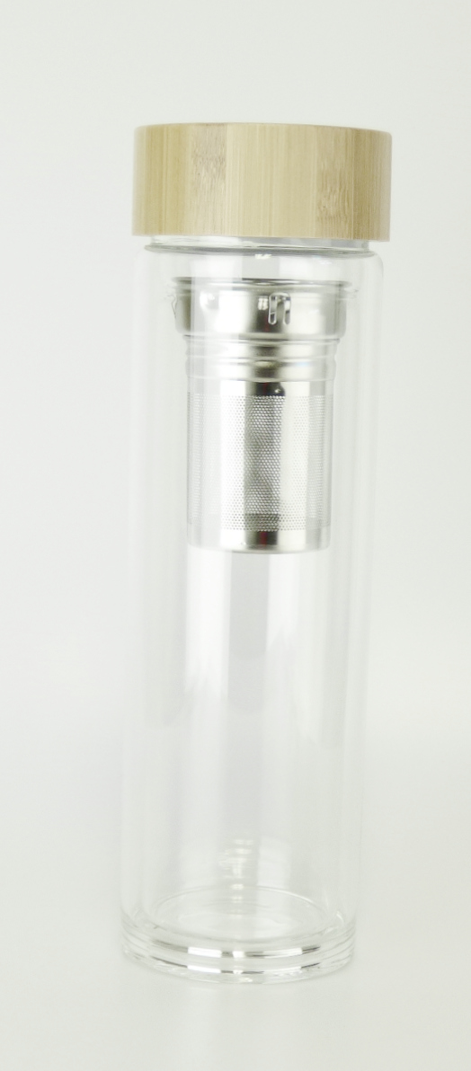 Trinkflasche aus Glas, Art.-Nr.: 6134366, Foto siehe Anlage,
in Form einer zusammengesetzten Ware, bestehend aus:
- einem zylinderförmigen, doppelwandigen Behälter:
- - aus klarsichtigem, mechanisch gefertigtem Glas (laut Antrag Borosilikatglas),
- - mit einem Schraubgewinde am oberen, offenen Ende,
- - mit einem Füllvermögen von ca. 420 ml,
- einem abschraubbaren Deckel:
- - aus Holz (laut Antrag Bambus),
- einer im Deckel integrierten Dichtung aus Kunststoff,
- einem in die Trinkflasche lose eingesetzten Sieb:
- - aus unedlem Metall,
- der Behälter aus Glas bestimmt nach dem Umfang und seiner Bedeutung in Bezug
  auf die Verwendung den wesentlichen Charakter der zusammengesetzten Ware,
- keine Einreihung in die Position 7010, da die Ware dem Bereithalten von Getränken
  dient und üblicherweise nicht gewerblich zum Transport oder zur Verpackung verwendet
  wird.

"Glasware zu ähnlichen Zwecken wie zur Verwendung bei Tisch oder in der Küche,
 keine Ware der Position 7010 und 7018, nicht aus Glaskeramik oder Bleikristall,
 andere Glasware als in den Unterpositionen 7013 2210 bis 7013 4999 genannte,
 nicht handgefertigt"
