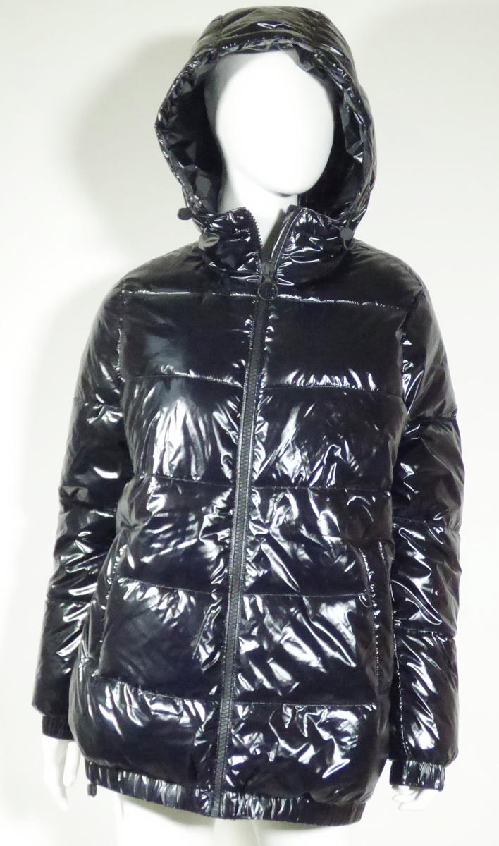 Anorak, sog. Blouson für Frauen, Style 20561701196, Größe 38, Foto siehe Anlage,
- dreilagig gearbeitet, durch Steppen abgeteilt, mit einer Außenlage aus ca. 0,1 mm dicken, einfarbigen
  Geweben aus laut Antrag 100 % Polyamid (synthetische Chemiefasern), einer Zwischenlage aus
  Wattierungsstoffen und einer Innenlage aus Vliesstoffen; die Gewebe sollen laut Antrag mit Kunststoff
  beschichtet sein, eine Beschichtung ist jedoch mit bloßem Auge nicht wahrnehmbar (keine Meterware
  der Position 5903),
- durchgehend gefüttert,
- mit einem Stückgewicht von ca. 710 g,
- über den Schritt reichend (Rückenlänge: ca. 72 cm),
- mit einer Kapuze,
- vorn mit einer durchgehenden Öffnung mit einem bis an den Kapuzenrand reichenden Reißverschluss,
- ohne Hinweise auf den Trägerkreis (unisex),
- mit langen Ärmeln, die nicht über den unteren Rand des Kleidungsstücks hinausreichen, damit kein
  Blouson; an den Ärmelenden elastisch verengt,
- vorn mit zwei eingesetzten Taschen unterhalb der Taille, mit Druckknopfverschluss,
- am unteren Rand mit Tunnelzug zu verengen,
- wird im Allgemeinen über jeder anderen Kleidung und zum Schutz gegen das Wetter getragen,
- insbesondere im Hinblick auf das äußere Erscheinungsbild bestimmen die die Außenlage bildenden
  Gewebe den wesentlichen Charakter des Kleidungsstücks.

"Anorak, aus Geweben, für Frauen, aus Chemiefasern, mit einem Stückgewicht von weniger als 1 kg"