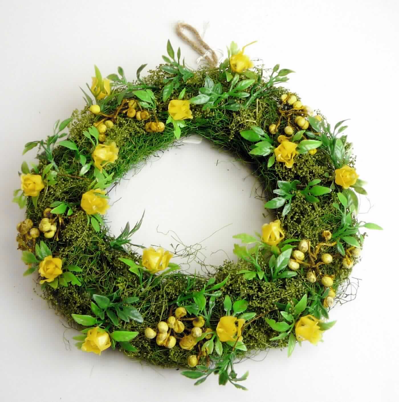 Kranz mit gelben Blüten
- aus natürlichen, getrockneten, gefärbten Gräsern und natürlichen, getrockneten, gefärbten Samen-
  kapseln/Fruchtständen mit Stielen, auf einer Unterlage aus einem Flechtkranz aus Zweigen (Zutat)
  aufgebracht sowie mit weiteren Zutaten in Form von künstlichen Blumen/Blüten und einer Aufhän-
  gekordel versehen (Durchmesser des Kranzes ca. 24 cm),
- zu Zierzwecken bestimmt,
- wird üblicherweise vom Blumenhandel geliefert.

"Kranz aus getrockneten, weitergehend bearbeiteten Gräsern und Pflanzenteilen, ohne Blüten und Blütenknospen, zu Binde- und Zierzwecken, mit Zutaten aus anderen Stoffen"