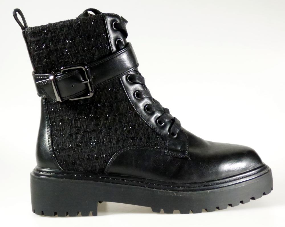 Stiefel, in Erwachsenengröße, Foto siehe Anlage,
- mit Laufsohlen aus laut Antrag Kunststoff,
- mit Oberteil aus Kunststoff (Spinnstoff mit einer mit bloßem Auge wahrnehmbaren Außenschicht aus 
  Kunststoff; den größten Teil der Außenfläche bildend) und Spinnstoff (mit Pailletten verziert),
- mit Schnürsenkelverschluss, seitlich mit Reißverschluss,
- über dem Spann mit einem Zierriegel mit Schnallenverschluss,
- im Bereich der Ferse mit einer Anziehhilfe,
- den Knöchel bedeckend,
- ohne Metallschutz in der Vorderkappe.

"Schuhe, andere als in der Position 6401 genannte, mit Laufsohlen und Oberteil aus Kunststoff, andere
 als in den Unterpositionen (KN) 6402 1210 bis 6402 2000 genannte, den Knöchel bedeckend, andere
 als in der Unterposition (KN) 6402 9110 genannte"