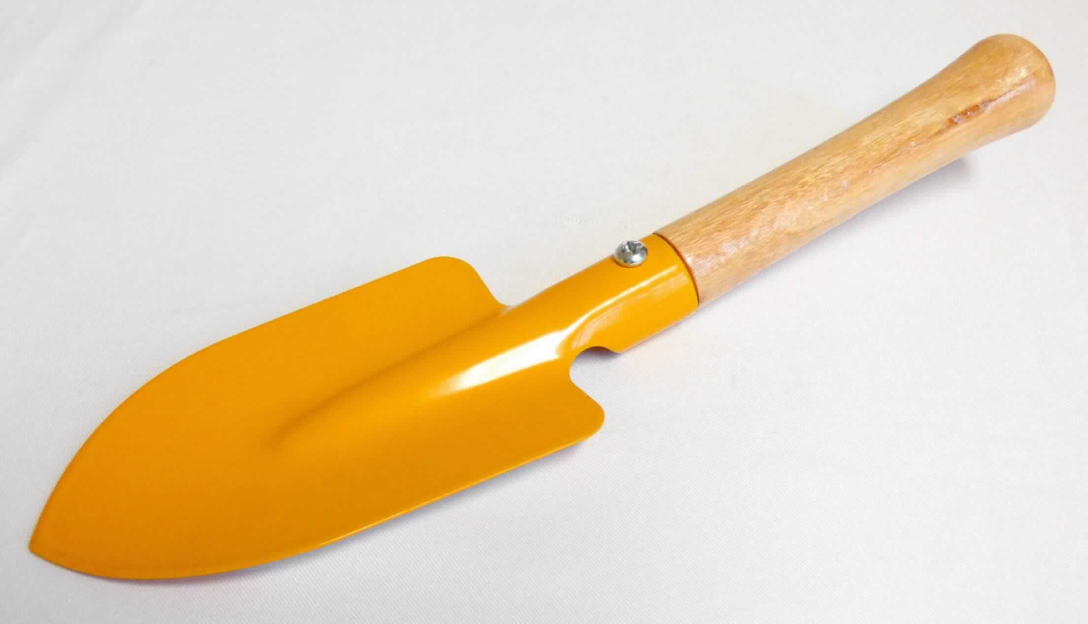 "Metallschaufel"

- mit freiem Arm zu handhabendes Erzeugnis mit einem länglichen, schmalen, spitz 
  zulaufenden, lackierten Schaufelblatt aus unedlem Metall (arbeitender Teil) und einem Griff 
  aus Holz; das Schaufelblatt ist mit einer Schraube am Holzgriff befestigt

- Länge: ca. 21,4 cm

- zum Ausheben kleiner Löcher

Abbildung siehe Anlage.

Derartige Erzeugnisse gehören als "Schaufeln, mit arbeitendem Teil aus unedlem Metall" 
zum TARIC-Code 8201 1000 00.