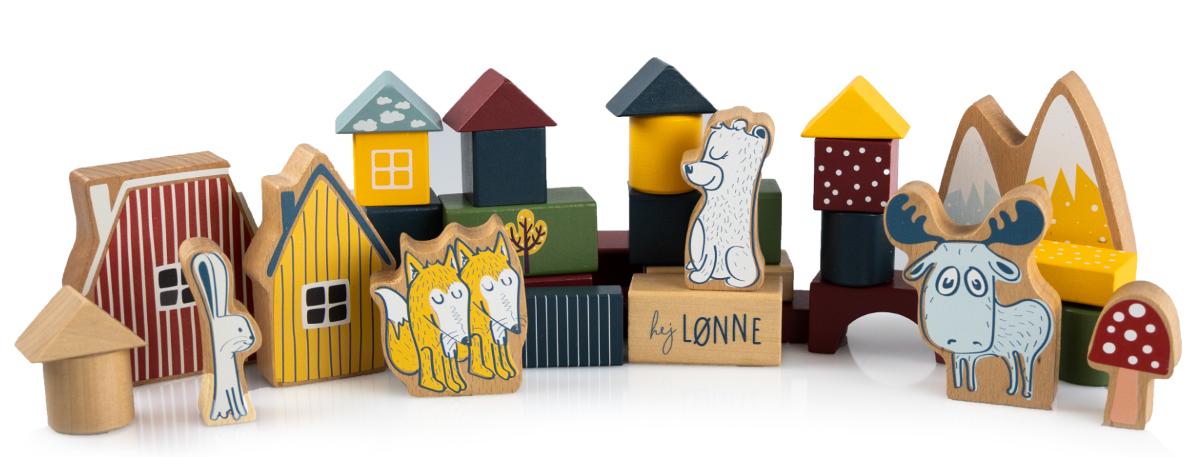 Baukastenspielzeug, sog. "Holzbauklötze für Kinder"
- 52 teilig, aus Holz hergestellt und in unterschiedlichen Farben lackiert
- mit 16 Quadern in unterschiedlichen Größen (maximal 90 mm lang und 30 mm breit), 15 Würfeln
  mit einer Kantenlänge von ca. 30 mm, 5 Zylindern mit einem Durchmesser von ca. 30 mm und
  einer Länge von ca. 30 mm, 6 Dreiecken (ca. 33 x 38 x 30 mm), zwei Quadern mit halbrunden
  Aussparungen (60 x 30 x 30 mm groß) sowie 8 Bauklötzen in unregelmäßigen Formen (zwei
  stilisierte Häuser, vier Tiere sowie einen Pilz und einen Baum darstellend) maximal ca. 99 x 80 x 15 mm
  groß und farbig bemalt
- ohne Hinweis auf Fertigung in Handarbeit
- dient der spielerischen Unterhaltung von Kindern
- gemeinsam mit einem Schlüsselanhänger, einem Bilderbuch sowie einem Jutesack in einem
  Pappkarton für den Einzelverkauf aufgemacht.

Eine Einreihung als Warenzusammenstellung im Sinne der AV 3 b) scheidet aus, da die Waren weder für einen gemeinsamen Bedarf noch zur Ausübung einer bestimmten Tätigkeit zusammengestellt wurden. Auch liegt keine Kombination aus Spielzeug und anderen Waren nach der Anmerkung 4 zu Kapitel 95 vor, da die Kombination auf Grund der Vielzahl der beigefügten Artikel, bei denen es sich nicht um Spielzeug im zolltariflichen Sinne handelt, nicht den wesentlichen Charakter von Spielzeug besitzt. Alle Bestandteile sind somit getrennt einzureihen, siehe auch vZTA DEBTI-25975/21-2 bis -4.

Die Ware ist zolltarifrechtlich als "Baukastenspielzeug, aus Holz, nicht handgearbeitet" einzureihen.