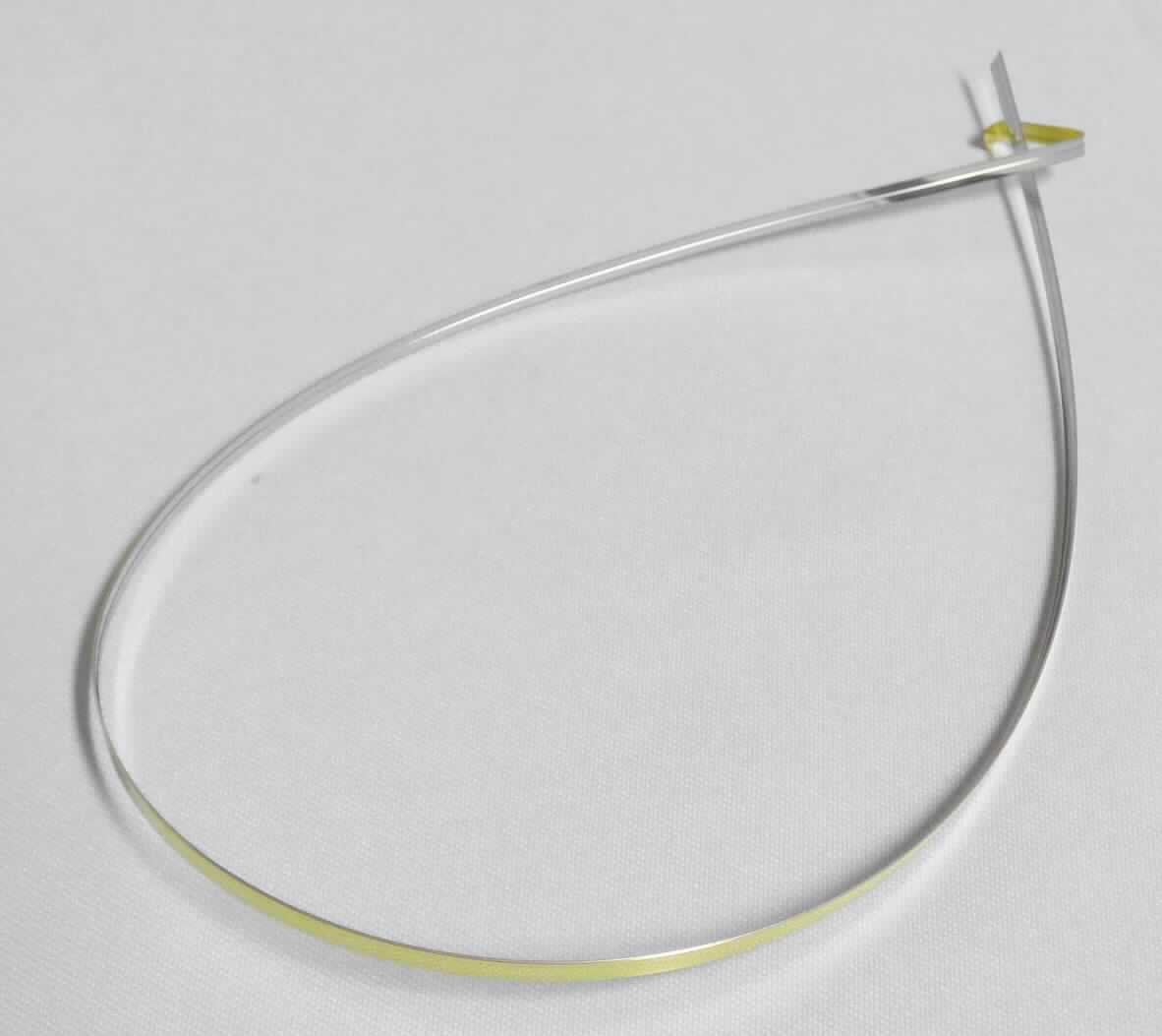 Festkontakt, Band

Bei der als "Festkontakt, Band" bezeichneten Ware handelt es sich um ein massives, metallisches Flacherzeugnis (Band) mit einem über die gesamte Länge gleichbleibenden, annähernd rechteckigen Querschnitt (ca. 2,3 mm x 0,3 mm) mit einem einseitig mittig verlaufenden Längswulst. Die Ware wird in Rollen gehandelt und dient zur Herstellung von Relaiskontakten.
Nach den Angaben besteht das Erzeugnis aus 5 Lagen unterschiedlicher Dicke. Bei den einzelnen Lagen handelt es sich um eine Kupferlegierung, um unterschiedliche Silberlegierungen und um eine Goldlegierung. Die äußere Lage bestehend aus einer Goldlegierung ist einseitig durch Plattieren aufgebracht.

Derartige Waren sind als "Goldplattierung auf unedlen Metallen oder auf Silber, in Form von Halbzeug (Band)" in die Codenummer 7109 0000 00 0 des Zolltarifs einzureihen.