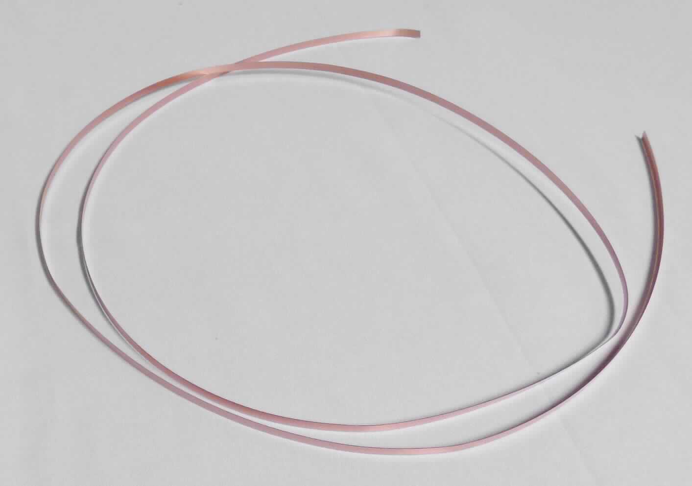Metallband aus Kupferlegierung

Bei der Ware handelt es sich um ein metallisches Flacherzeugnis aus einer Kupfer-Nickel-Legierung mit gewichtsmäßig überwiegendem Kupfergehalt. Das Band weist eine Dicke von 0,15 mm und eine Breite von 4 mm auf. Die Ware liegt aufgerollt auf einer Spule vor.
Das Bandmaterial wird zur Herstellung von Kontaktfedern für SF- Relais verwendet.

Die Ware ist als "dünnes Band, mit einer Dicke von 0,15 mm oder weniger, ohne Unterlage, aus einer Kupferlegierung" in die Codenummer 7410 1200 00 0 des Zolltarifs einzureihen.