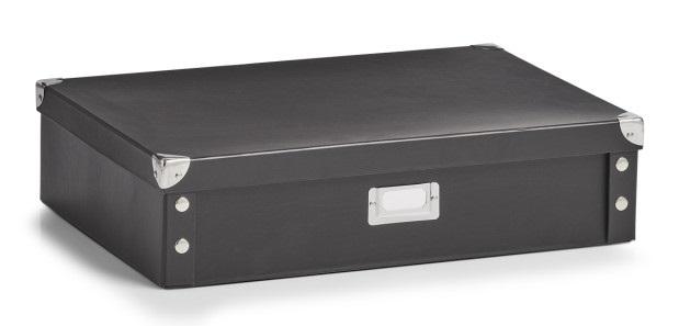 Sogenannte Krawatten-/Gürtelbox:

Es handelt sich um eine zusammenklappbare, noch nicht zusammengesetzte Stülpdeckelschachtel (Artikel-Nr. 17789), aufgestellt mit den Abmessungen von etwa 44,5 x 31,5 x 11,0 cm (L x B x H), aus mit einer dünnen Kunststofffolie überzogenem, auf den Außenseiten schwarz gefärbtem Papier beklebter Pappe. Die Seitenwände der Schachtel sind mit Laschen und Druckknöpfen aus unedlem Metall versehen und können so miteinander verbunden werden. An einer Stirnseite der Schachtel ist ein Rahmen aus unedlem Metall mit zwei Nieten befestigt, in dem ein Zuschnitt aus Kartonpapier zum Beschriften eingeschoben ist. Die Ecken des Deckels sind jeweils mit einem Kantenschutz aus unedlem Metall ausgestattet. In der Schachtel werden fünf beidseitig mit weißem Papier beklebte und mit zwei bzw. drei Einschnitten versehene Zuschnitte aus Pappe so ineinandergesteckt, dass die Schachtel innen in zwölf Fächer unterteilt wird. Die Ware dient der Aufnahme von Krawatten bzw. Gürteln und ist gemeinsam mit einem mit Produktinformationen und einer Aufstellanleitung beidseitig bedruckten Papierzuschnitt in einer klarsichtigen Kunststofffolie mit Aufhängevorrichtung aus unedlem Metall verpackt.

Abbildung siehe Anlage.

Derartige Waren gehören als "andere Verpackungsmittel, aus Papier oder Pappe, andere als in den vorgenannten Codenummern genannte" zur Codenummer 4819 50 00 00 0 des Zolltarifs.