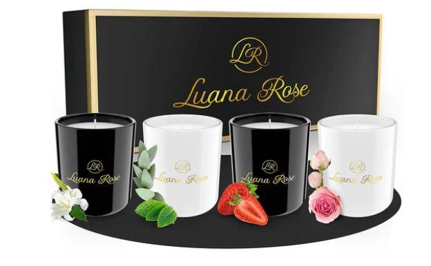 Angaben:
LuanaRose Duftkerzen Set.

Warenbeschreibung:
Set aus 4 Kerzen; weiße, duftende Kerzenmasse (mit durchgehendem Docht, ca. 2 mm dick), eingegossen in zwei schwarze und zwei weiße, runde Gläser (Höhe: ca. 7 cm, Durchmesser: ca. 5 cm), in einem Originalkarton verpackt.

Befund:
Kerzen (Lichte) aller Art und dergleichen.
Zusammengesetzte Ware, bei der im Sinne der AV 3 b) die Kerze im Hinblick auf die Verwendung als charakterbestimmend angesehen wird.