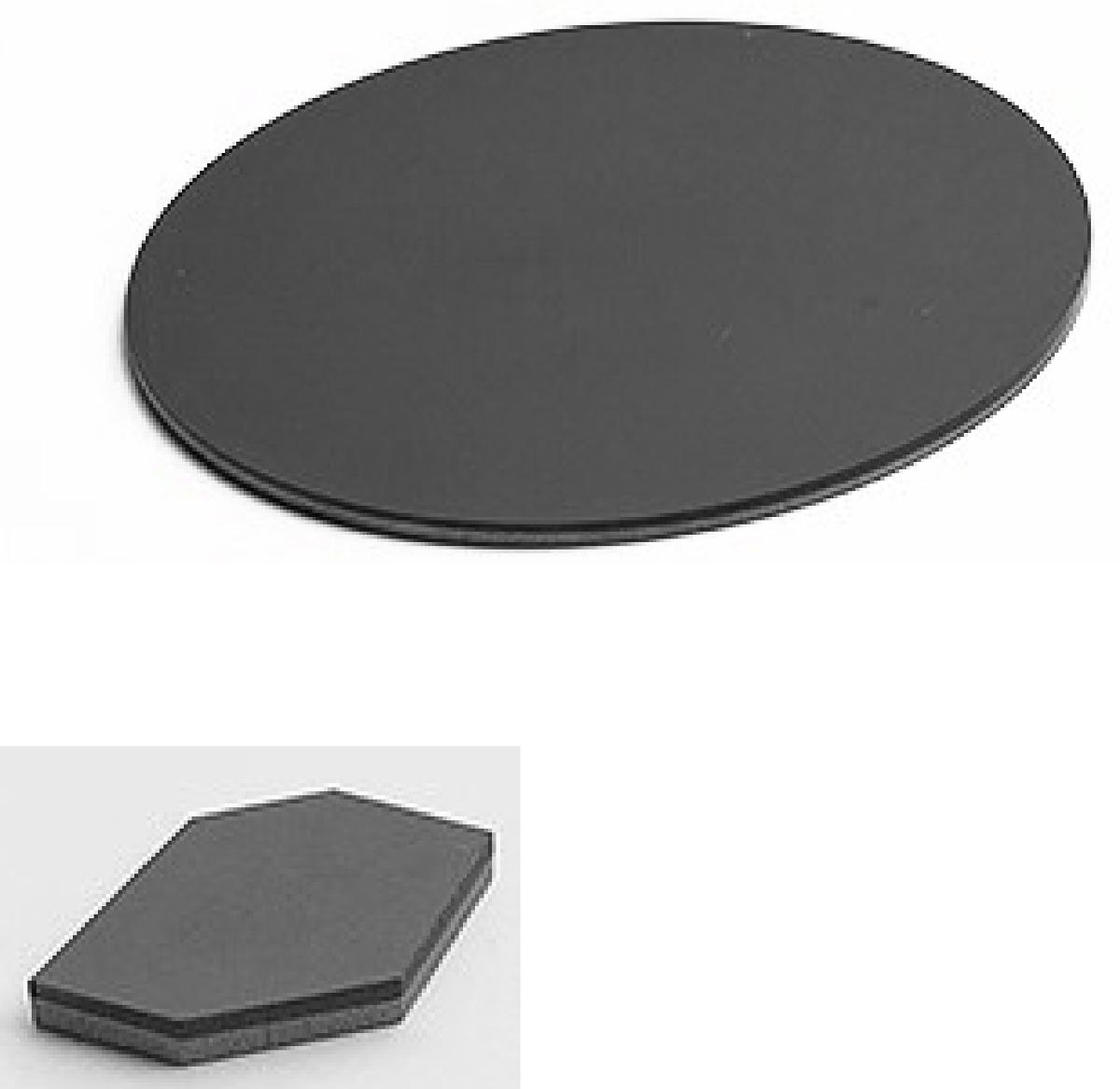 Es handelt sich um runde Platten (sog. Ronden; Durchmesser etwa 7,5 cm) und um Zuschnitte aus diesen Platten in unterschiedlicher Form, jeweils bestehend aus einer Schicht aus polykristallinem synthetischem Diamant (PKD), die auf einem Träger aus Hartmetall aufgebracht worden ist. Die Platten und die Zuschnitte müssen vor ihrer Verwendung noch weitergehend bearbeitet werden. Sie sind nach dem Auflöten auf verschiedene Werkzeuge z. B. für die Bearbeitung von Holz oder holzähnlichen Stoffen bestimmt.
- Antragstellerangaben -

Abbildung siehe Anlage.

Derartige Erzeugnisse gehören als "andere Waren aus synthetischen Edelsteinen oder Schmucksteinen" zur Unterposition 7116 2080 der Kombinierten Nomenklatur.