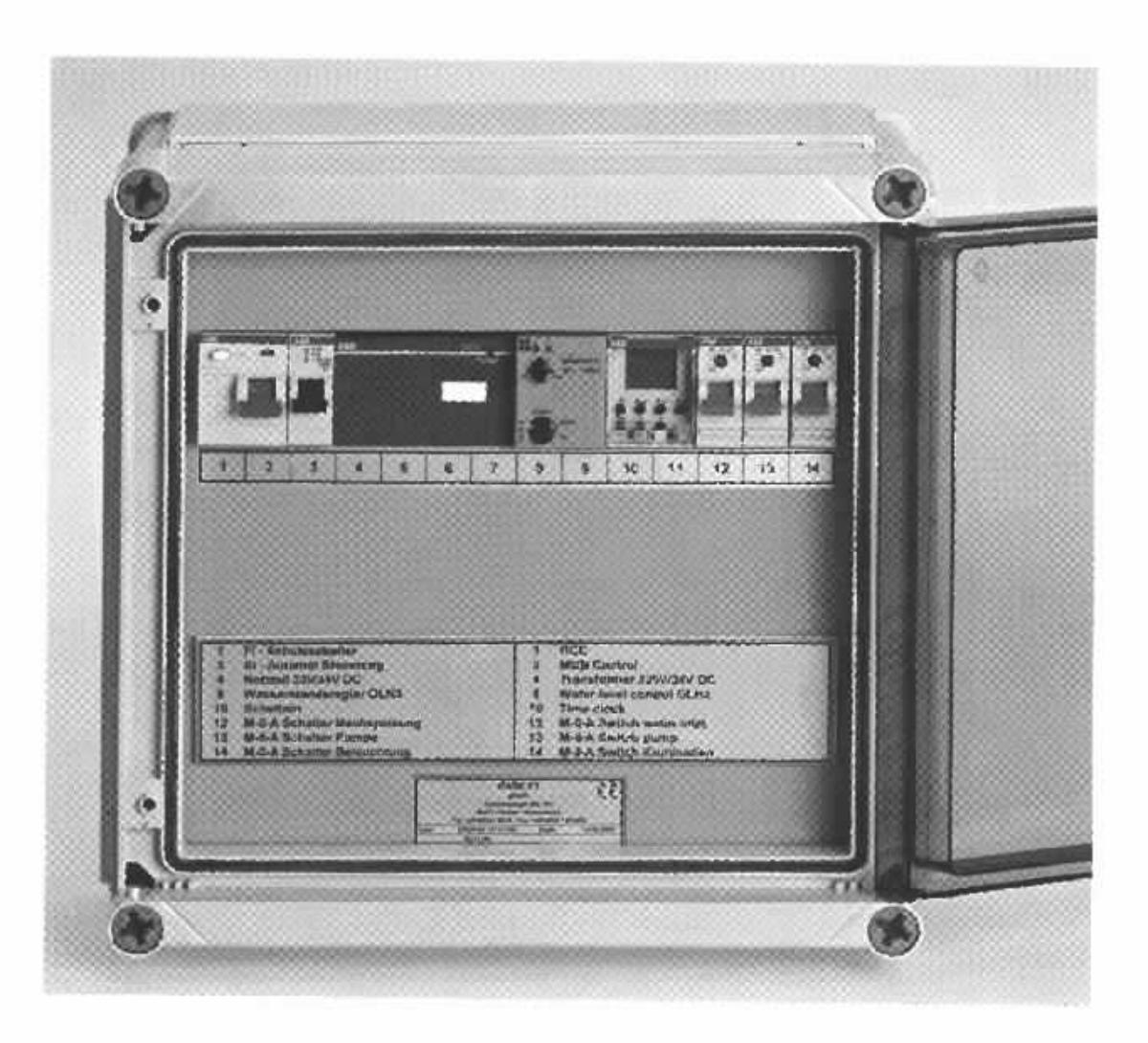 Schalt- und Steuerschrank, 
aus einem quaderförmigen Kunststoffgehäuse (Abmessungen: ca. 320 mm x 320 mm x 200 mm), frontseitig mit transparenter, schwenk- und verriegelbarer Tür, im Inneren elektrisch verdrahtet und ausgerüstet mit einer mit mehreren Schutzschaltern, Sicherungsautomaten und einer Schaltuhr ausgerüsteten Tragschiene, für eine Spannung von 230 V (50 Hz), zur Stromverteilung und zum Schalten von Teichpumpen.

Die Ware ist als "Träger, mit mehreren Geräten der Position 8536 ausgerüstet, zum elektrischen Schalten oder Steuern oder für die Stromverteilung, für eine Spannung von 1000 V oder weniger, nicht von den Unterpositionen 8537 1010 bis 8537 1098 98 erfasst" einzureihen.