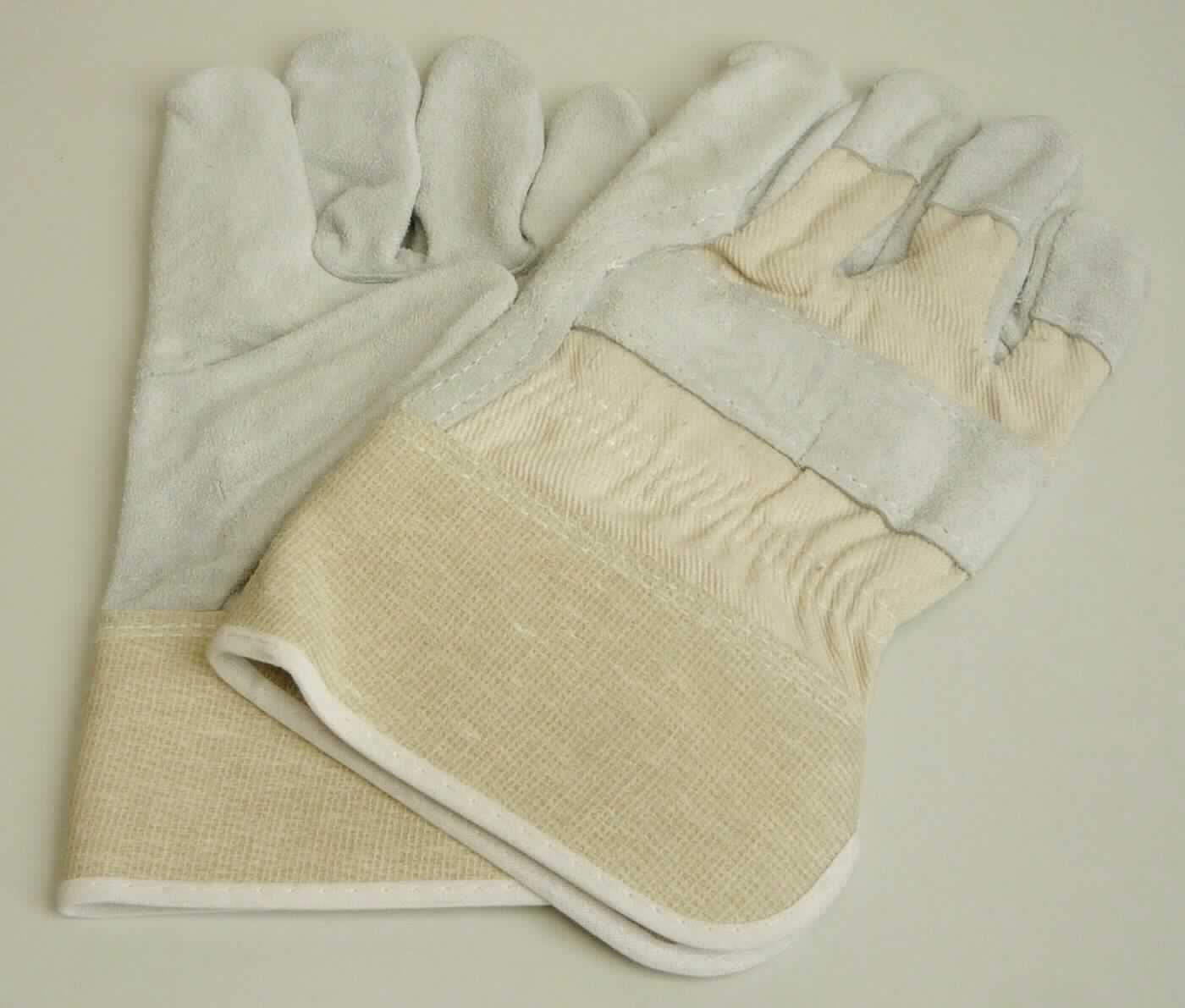 Schutzhandschuhe, Artikel 98794, Foto siehe Anlage,
- als Fünffingerhandschuhe gearbeitet, 
- im Bereich der Innenhand, des gesamten Daumens und Zeigefingers, der restlichen Finger-
  innenseiten und -kuppen, der Fingerzwischenräume sowie der Knöchel aus Leder (laut Antrag
  Kuhleder), 
- im Bereich des restlichen Handrückens aus Geweben aus Spinnstoff (laut Antrag Baumwolle), 
- mit einer Stulpe,
- - aus Geweben aus Spinnstoff,
- - unterhalb des Handgelenks mit einem Pulsschutz aus Leder,
- im Bereich der Innenhand gefüttert,
- am Handrücken oberhalb des Handgelenks elastisch verengt,
- das Leder verleiht den Schutzhandschuhen nach dem Umfang und insbesondere aufgrund 
  seiner Bedeutung für die Verwendung ihren wesentlichen Charakter.

"Bekleidungszubehör, aus Leder, Fingerhandschuhe, Schutzhandschuhe für alle Berufe"