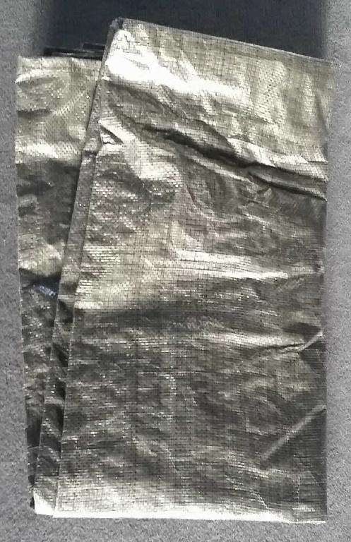 Sack zu Transport-/Verpackungszwecken, sog. PP-Woven-AirMailBag, Foto siehe Anlage,
- annähernd quaderförmig, oben offen; mit einer Höhe von ca. 83 cm, einer Breite von ca. 50 cm und einem 
  Bodenteil in den Abmessungen von ca. 50 cm x 40 cm,
- aus ca. 0,3 mm dicken Geweben aus Streifen aus synthetischer Spinnmasse (laut Antrag: Polypropylen) mit
  einer augenscheinlichen Breite von weniger als 5 mm (