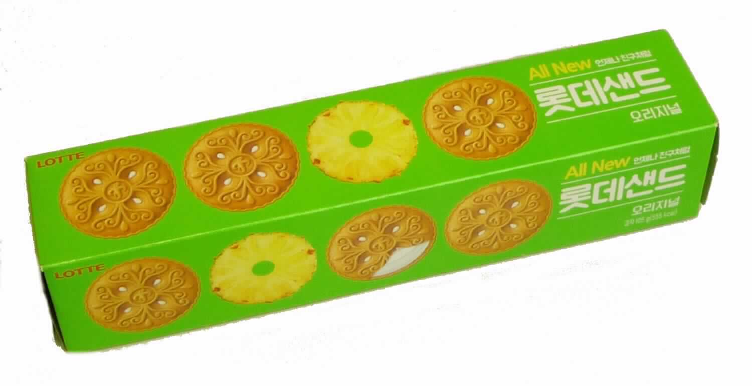 Doppelkekse mit Creme-Füllung

Beschreibung des vorgelegten Warenmusters:
Hellgrüner Original - Faltkarton mit Abbildung von Doppelkeksen; der Aufdruck enthält Angaben zum Erzeugnis 
(105 g), zum Nährwert und zu den Zutaten, jedoch fast ausschließlich in asiatischen Schriftzeichen. Darin zwei 
grün bedruckte Original - Aluverbundfolienbeutel mit je sechs goldbraun gebackenen, runden (Durchmesser 
ca. 4 cm), mit einer weißen Cremeschicht gefüllten Doppelkeksen mit Blütenprägung und gewelltem Rand; 
Geschmack nach trockenem, gesüßtem Mürbegebäck und Fettcreme mit Ananasgeschmack.

Wassergehalt im Keksanteil*: 12 GHT oder weniger
Fettgehalt im Keksanteil*: 35 GHT oder weniger
Stärke/Glucose**: 25 bis weniger als 50 GHT
Saccharose/Invertzucker/Isoglucose***: 5 bis weniger als 30 GHT
Milchfett****: 0 bis weniger als 1,5 GHT
Milchprotein****: 0 bis weniger als 2,5 GHT
*: nach der Warenbeschaffenheit
**: festgestellt gemäß VO (EG) 900/2008, VO (EU) 118/2010 
***: festgestellt gemäß VO (EG) 900/2008
****: berechnet aus der Zutatenliste (Antragsangaben)


Backware, Kekse gesüßt, ohne kakaohaltigen Überzug, mit einem Gehalt an Milchfett von weniger als 8 GHT, 
Doppelkekse mit Füllung.
