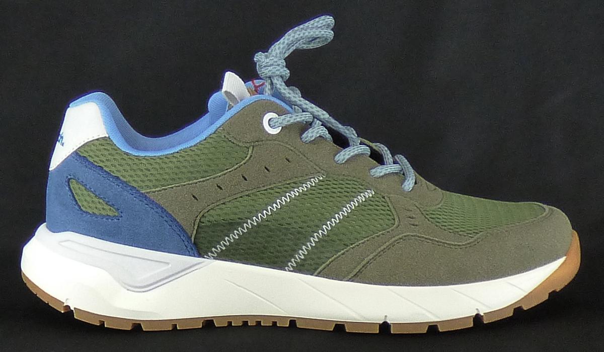Halbschuhe, Größe 42, Foto siehe Anlage,
- mit Laufsohlen aus laut Antrag Kunststoff,
- mit Oberteil aus Spinnstoff,
- auf das Oberteil sind großflächig Verstärkungsteile aus Kunststoff (Spinnstoff mit einer mit 
  bloßem Auge wahrnehmbaren Außenschicht aus Kunststoff) aufgesetzt, 
- mit Schnürsenkelverschluss, teilweise mit Ösen aus unedlem Metall,
- im Bereich der Ferse und auf der Lasche mit Firmenlogos versehen,
- an der Lasche mit einer Anziehhilfe.

"Schuhe mit Laufsohlen aus Kunststoff und Oberteil aus Spinnstoffen, andere als in den Unter-
 positionen (KN) 6404 1100 bis 6404 1910 genannte"