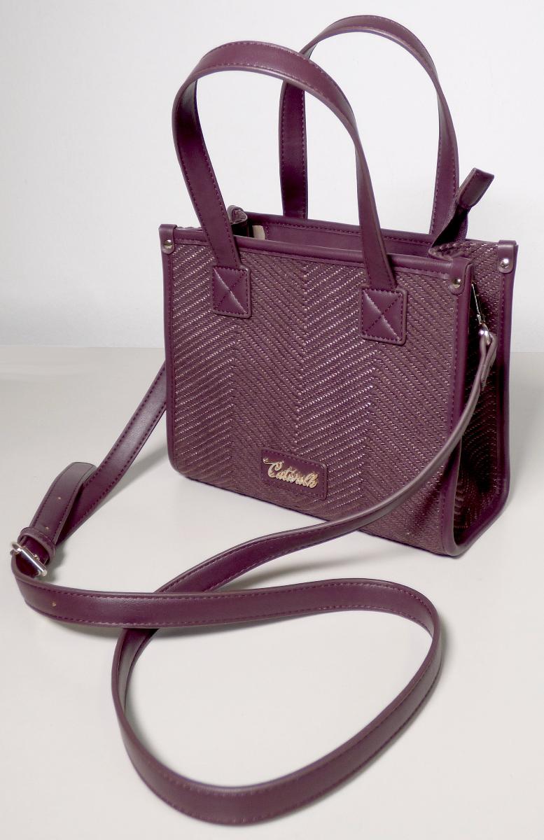 Handtasche, Foto siehe Anlage,
- mit einer flächenmäßig überwiegenden Außenseite aus Spinnstoffen (charakterbestimmend),
- am Bodenteil, an der Oberseite und an den Randeinfassungen mit einer Außenseite aus
  Kunststofffolien,
- mit zwei Handtragegriffen und einem abnehmbaren, längenverstellbaren Schultertragegurt,
- mit einem entlang des oberen Rands verlaufenden Reißverschluss,
- - gefüttert; innen mit einem offenen Einsteckfach und einem Reißverschlussfach ausgestattet,
- mit den Abmessungen: ca. 23 cm (Breite) x 19 cm (Höhe) x 10 cm (Tiefe),
- laut Antrag nicht handgearbeitet,
- Handtasche, da aufgrund der Größe und des Gesamteindrucks in erster Linie dazu geeignet,
  kleinere, persönliche Gegenstände aufzunehmen.

"Handtasche, mit Außenseite aus Spinnstoffen, nicht handgearbeitet"