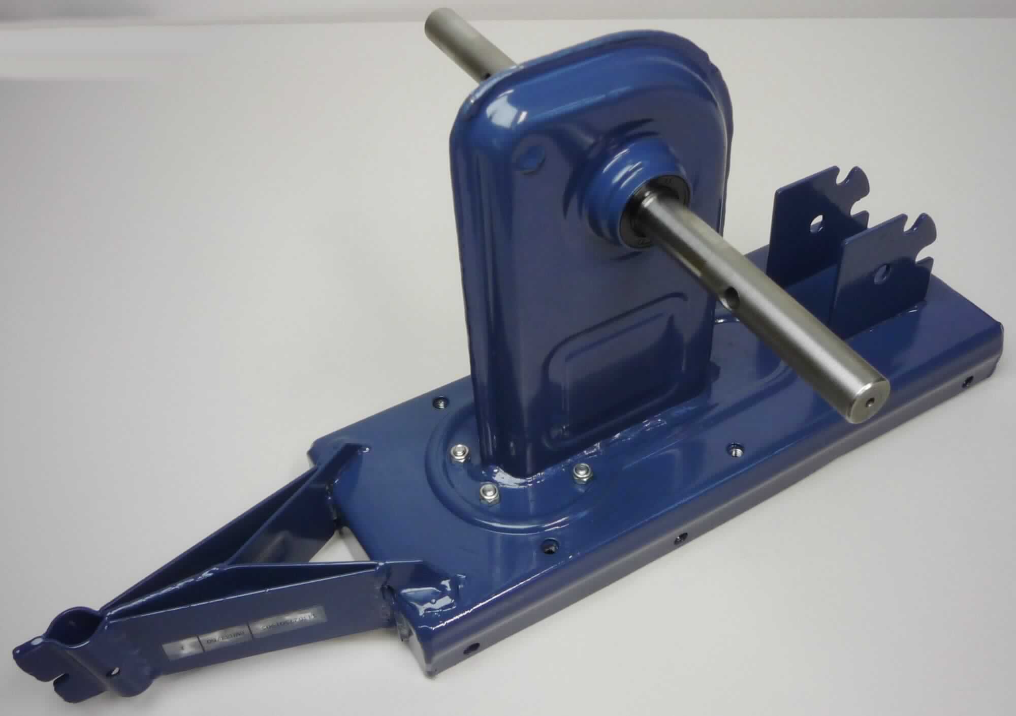Sog. Getriebebox von Benzin-Motorhacken, Ersatzteilnummer 343027302901
- in Form einer Baugruppe mit Metall-Gerätebasisplatte mit rechtreckigem Grundriss,
  Getriebebox mit Schneckengetriebe, Riemenscheibe und Antriebsachse, Aufnahme-
  vorrichtungen für ein schwenkbares Führungsrad und einen Bremssporn sowie
  verschiedenen Aufnahme- und Befestigungsaussparungen (Abbildung siehe Anlage),
- zur ausschließlichen Verwendung in einer Benzin-Motorhacke bestimmt.

"Teil, erkennbar ausschließlich oder hauptsächlich für Maschinen, Apparate und Geräte zum Bearbeiten oder Bestellen des Bodens bestimmt - sog. Getriebebox von Benzin-Motorhacken"