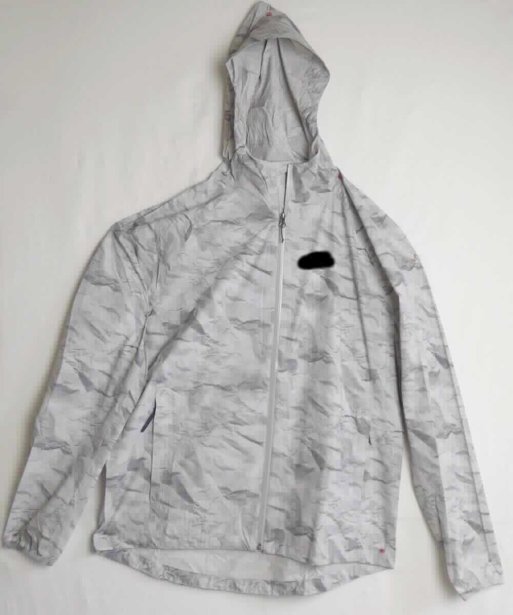 Blouson, sog. Jacket FLI 2,5L, Art. 528472, Größe L, Foto siehe Anlage,
- aus ca. 0,2 mm dicken, laut Untersuchungsergebnis bedruckten, einseitig (Innenseite) mit einer Folie aus
  Kunststoff (laut Antrag Polyurethan; kein Zellkunststoff) versehenen Geweben der Position 5903 aus laut Antrag 
  synthetischen Chemiefasern,
- über den Schritt reichend (Rückenlänge: ca. 79 cm),
- mit einer angesetzten Kapuze mit Tunnelzug,
- vorn mit einer durchgehenden Öffnung mit Reißverschluss; am Kragenrand mit einer kurzen Überlappung von
  rechts über links (Frauenkleidung),
- mit zwei eingesetzten Taschen mit Reißverschluss unterhalb der Taille,
- am unteren Rand mit einem Tunnelzug zu verengen,
- erfüllt die Merkmale zur Einreihung als Blouson, somit keine Jacke.

"Kleidung (Blouson) aus Erzeugnissen der Position 5903, aus Geweben, für Frauen"