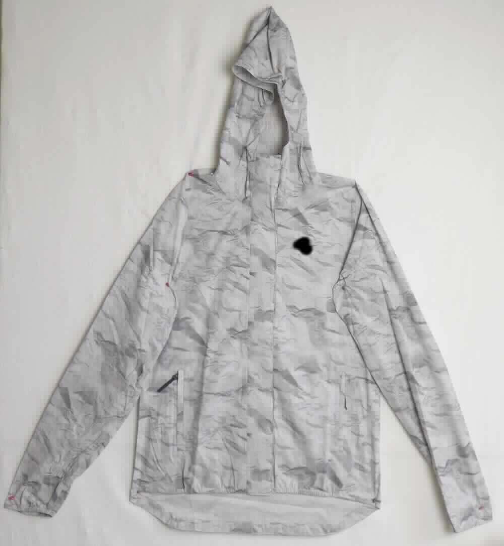Blouson, sog. Jacket FLI 2,5L, Art. 528471, Größe S, Foto siehe Anlage,
- aus ca. 0,2 mm dicken, laut Untersuchungsergebnis bedruckten, einseitig (Innenseite) mit einer Folie aus
  Kunststoff (laut Antrag Polyurethan; kein Zellkunststoff) versehenen Geweben der Position 5903 aus laut Antrag 
  synthetischen Chemiefasern,
- über den Schritt reichend (Rückenlänge: ca. 72 cm),
- mit einer angesetzten Kapuze,
- vorn mit einer durchgehenden Öffnung mit Reißverschluss und einer überlappenden Patte mit Klettverschluss 
  von rechts über links (Frauenkleidung),
- mit zwei eingesetzten Taschen mit Reißverschluss unterhalb der Taille,
- am unteren Rand elastisch verengt,
- erfüllt die Merkmale zur Einreihung als Blouson, somit keine Jacke.

"Kleidung (Blouson) aus Erzeugnissen der Position 5903, aus Geweben, für Frauen"