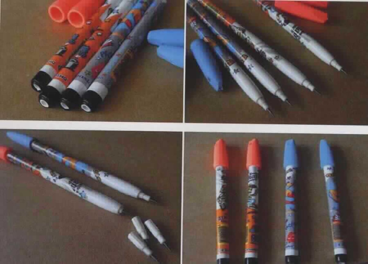 Bei dem sog. "Steckbleistift m. Radierer aus Kunststoff" handelt es sich um eine zusammengesetzte Ware, bestehend aus einem Füllbleistift (Charakter bestimmend aufgrund der Bedeutung für die Verwendung) und einem als Schutzkappe dienenden Radiergummi. 

Der Füllbleistift besteht aus einem Kunststoffgehäuse, gefüllt mit in Kunststoff gefassten Bleistiftminen. Am Ende des Schreibgerätes befindet sich eine Öffnung, in die die abgenutzten Minen samt Gehäuse gedrückt werden und sich dadurch eine noch unbenutzte Mine an die Spitze des Stiftes schiebt. 

Die verpackte Ware ist als "Füllbleistifte (Dreh- und Druckstifte)" einzureihen.