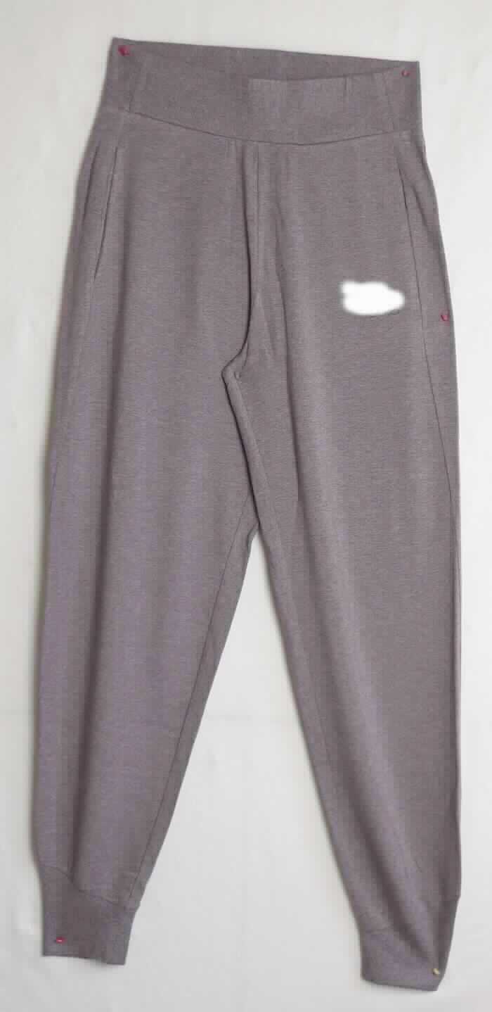 Lange Hose, sog. Pants ALMA NATURAL, Art. 360551, Größe S, Foto siehe Anlage,
- aus ca. 0,8 mm dicken, buntgewirkten Gewirken (melierte Garne) aus laut Antrag 69 % Modal 
  (künstliche Chemiefasern), 26 % Baumwolle und 5 % Elasthan (synthetische Chemiefasern),
- in der Taille abschließend; mit einem angesetzten, elastischen Taillenbund,
- ohne Öffnung und ohne Verschluss,
- ohne Hinweise auf den Trägerkreis (unisex),
- seitlich mit zwei eingesetzten, offenen Taschen,
- mit knöchellangen Hosenbeinen, 
- an den Beinabschlüssen elastisch verengt.

"Lange Hose, aus Gewirken, für Frauen, aus künstlichen Chemiefasern"