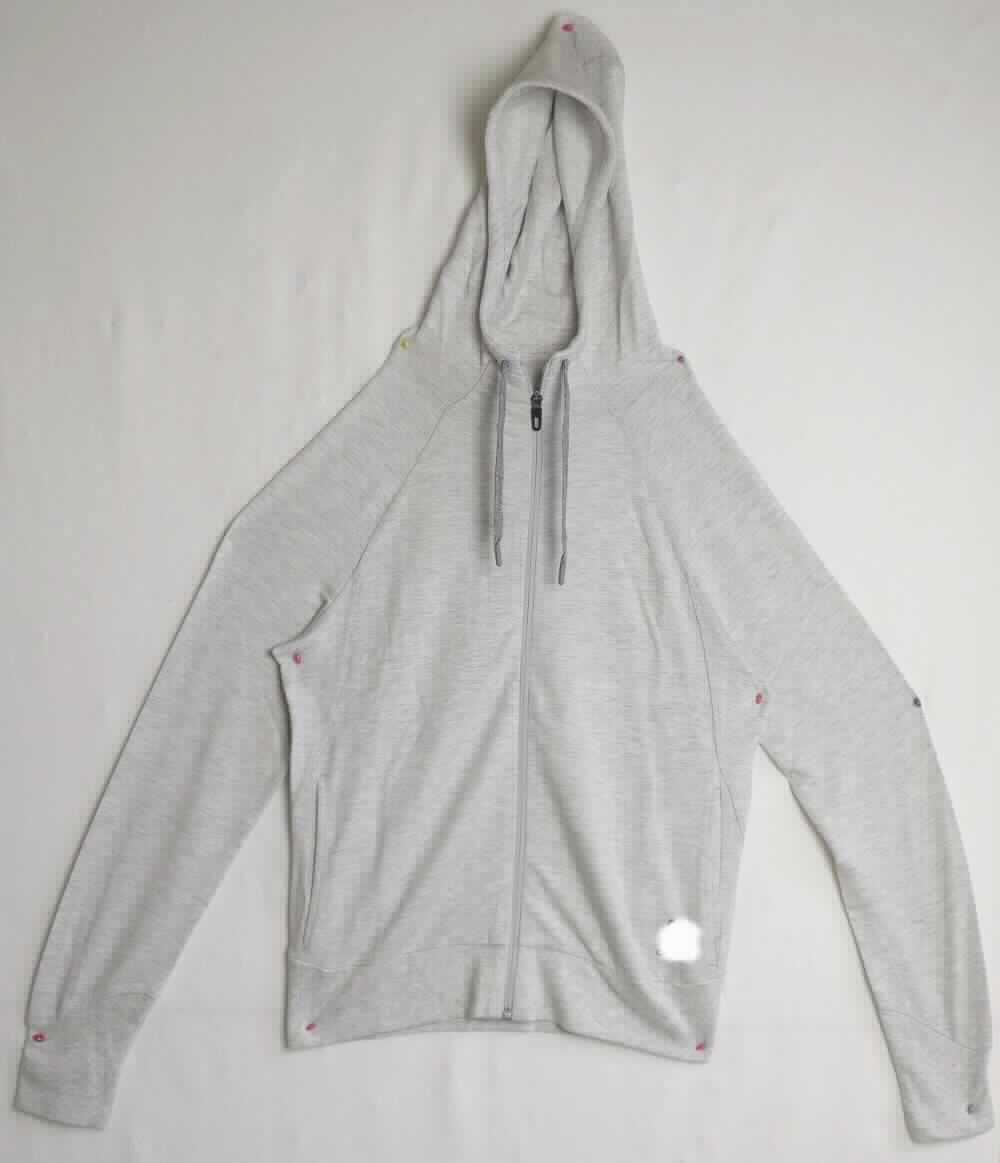 Blouson, sog. Kapuzenjacke, Hoody midlayer full ZIP ALMA NATURAL, Art. 350591, Größe S, Foto siehe Anlage,
- aus ca. 0,8 mm dicken, buntgewirkten Gewirken (melierte Garne) aus laut Antrag 69 % Modal (künstliche 
  Chemiefasern), 26 % Baumwolle und 5 % Elasthan (synthetische Chemiefasern),
- über die Taille reichend (Rückenlänge: ca. 63 cm),
- mit einer Kapuze mit Tunnelzug,
- vorn mit einer durchgehenden Öffnung mit Reißverschluss,
- ohne Hinweis auf den Trägerkreis (unisex),
- mit langen Ärmeln, die über den unteren Rand des Kleidungsstücks hinausreichen; an den Ärmelenden mit 
  gerippt gewirkten Bündchen verengt,
- mit zwei eingesetzten, offenen Taschen unterhalb der Taille,
- am unteren Rand mit einem angesetzten, gerippt gewirkten, verengenden Bund.

"Blouson, aus Gewirken, für Frauen, aus Chemiefasern"