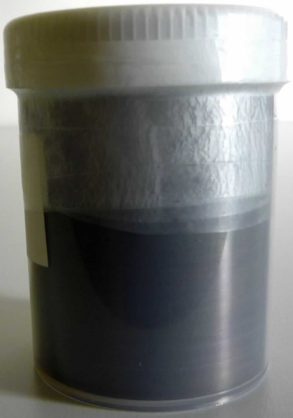 pulverförmiger Graphit

Bei der Ware handelt es sich um mit amorphem Kohlenstoff oberflächenbehandelten, natürlichen Graphit. Dieser liegt in Form von feinem, dunkelgrauem Pulver mit leicht metallischem Glanz vor. Die Ware wird zur Herstellung von Elektroden für Lithium-Ionenbatterien verwendet.

Aufgrund der Oberflächenbehandlung kommt eine Einreihung in die Position 2504 als "natürlicher Graphit" nicht in Betracht. Die Position 3801 wird ebenfalls ausgeschlossen, da es sich bei der Ware weder um "künstlichen Graphit" noch um "eine Zubereitung auf Grundlage von Graphit" handelt.
Die Ware ist als "Kohlenstoff, anderweitig weder genannt noch inbegriffen" in die Codenummer 2803 0000 00 0 einzureihen.